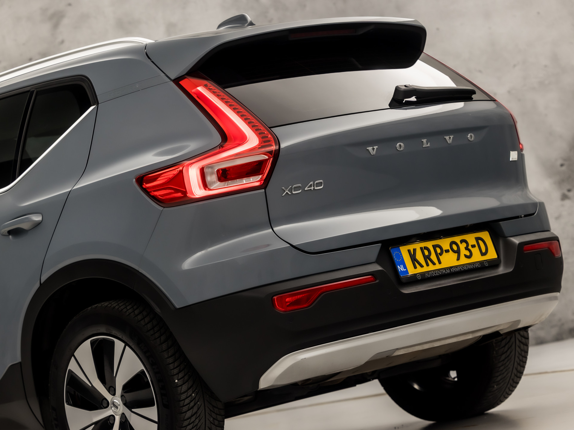 Volvo XC40 1.5 T4 Recharge Inscription 211Pk Automaat (APPLE CARPLAY, STUUR/STOELVERWARMING, MEMORY SEATS, CAMERA, STOELVERWARMING ACHTER, KEYLESS, GETINT GLAS, ELEK ACHTERKLEP, ZWART HEMEL, NIEUWSTAAT)