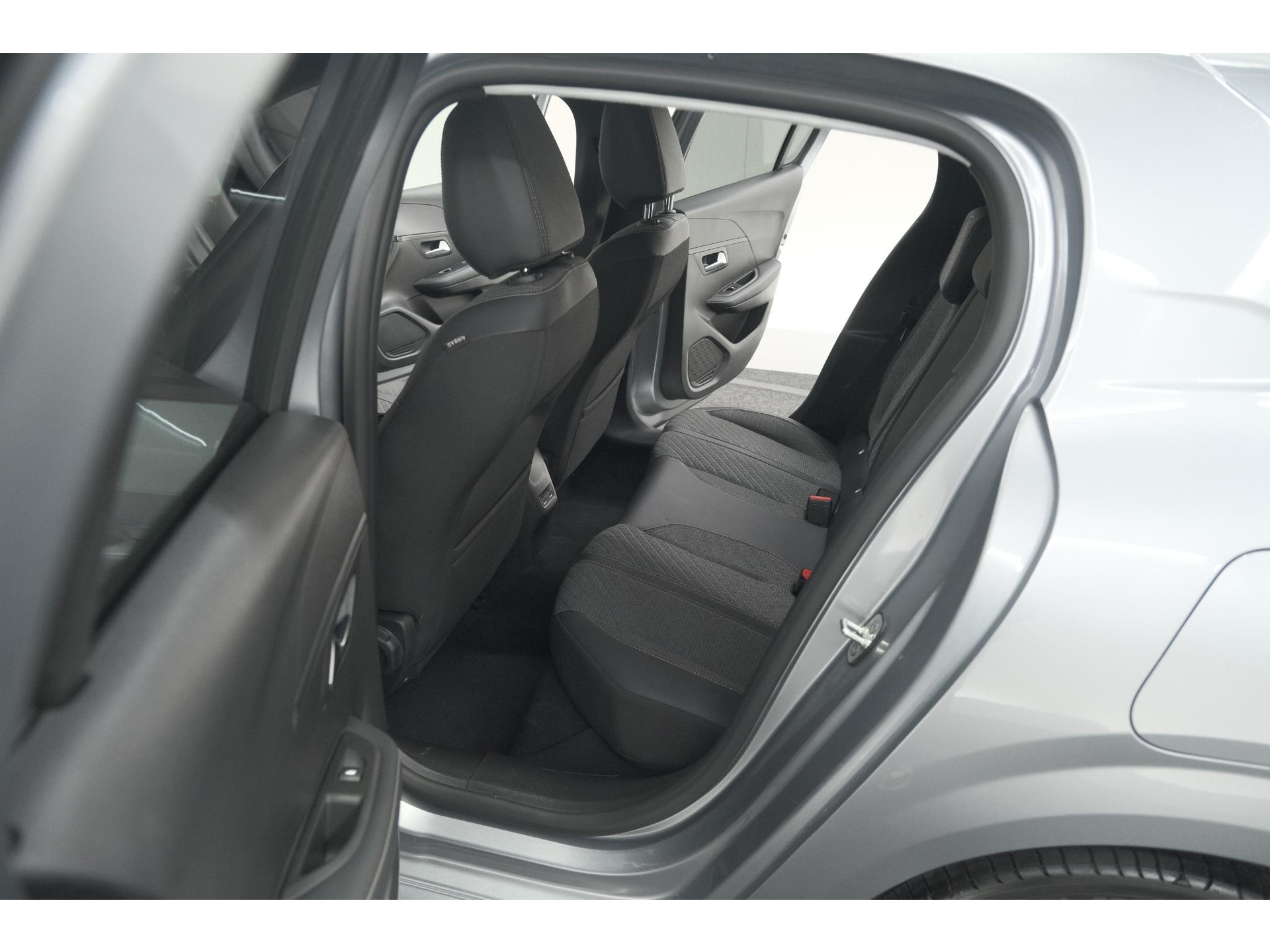 Peugeot 208 PureTech 100 Allure Pack | NIEUW MODEL | Apple CarPlay | Parkeersensoren | Climate Control