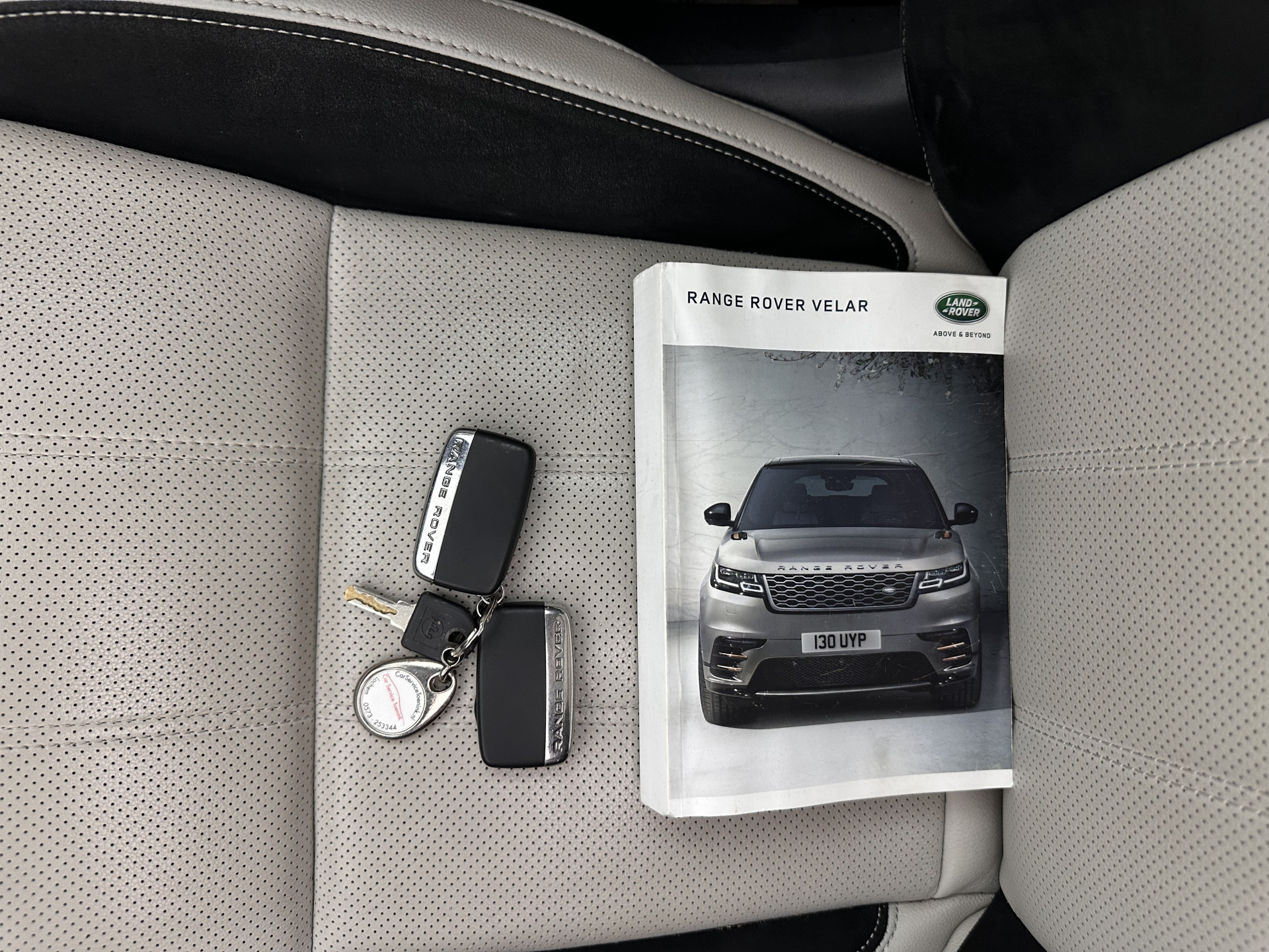 Land Rover Range Rover Velar 2.0 P300 Turbo AWD R-Dynamic HSE Aut. *PANO | HEAD-UP | LEATHER | MATRIX-LED | MEMORY-PACK | BLINDSPOT | MERIDIAN-SURROUND | DIGI-COCKPIT | CAMERA | KEYLESS | HEATED-COMFORTSEATS | PRIVACYGLASS | SHIFTPADDLES | TOWBAR | 22"A