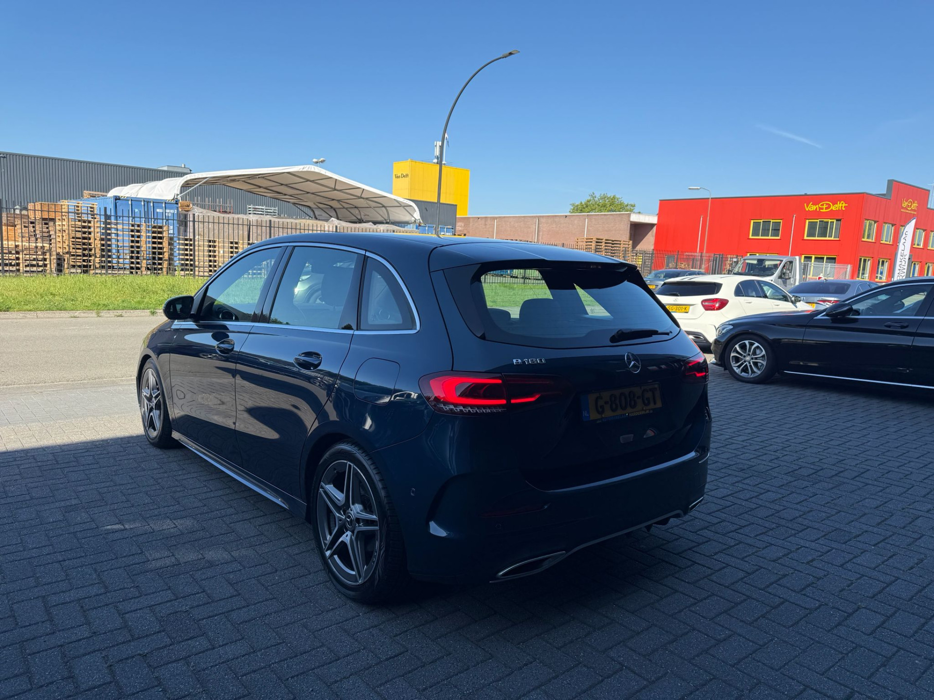 Mercedes-Benz B-klasse 180 Business Solution AMG | 3/6/12MND GARANTIE | AUTOMAAT | LED | CRUISE | CARPLAY | DAB | AIRCO | STOELVERWM. |