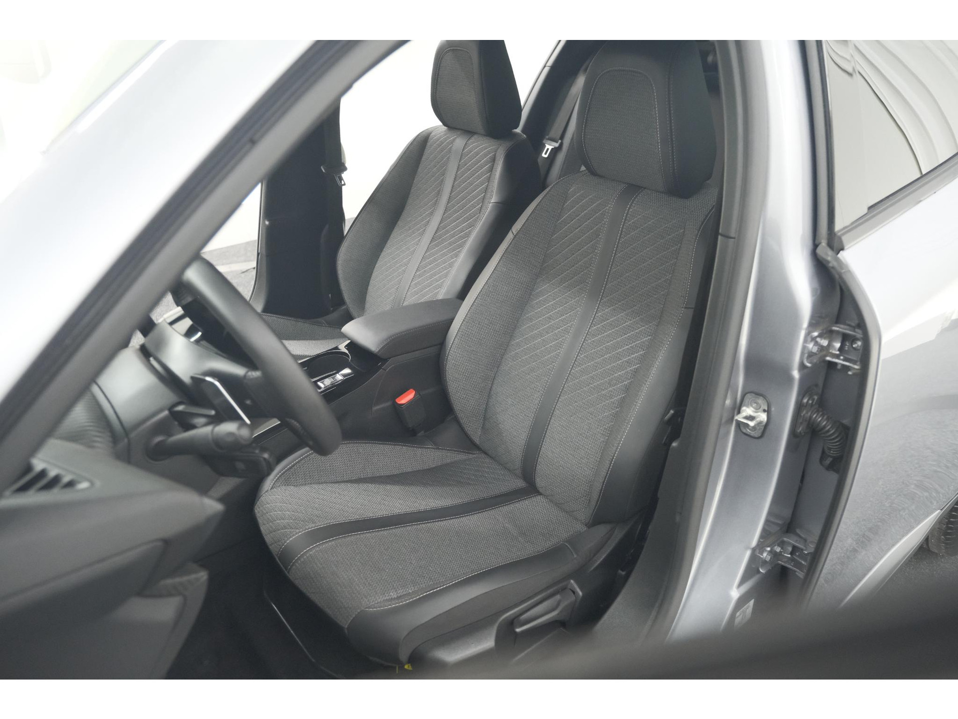Peugeot 2008 Hybrid 136 e-DCS6 Allure | 360 Camera | Adaptieve Cruise Control | Dodehoekdetectie | Navigatie