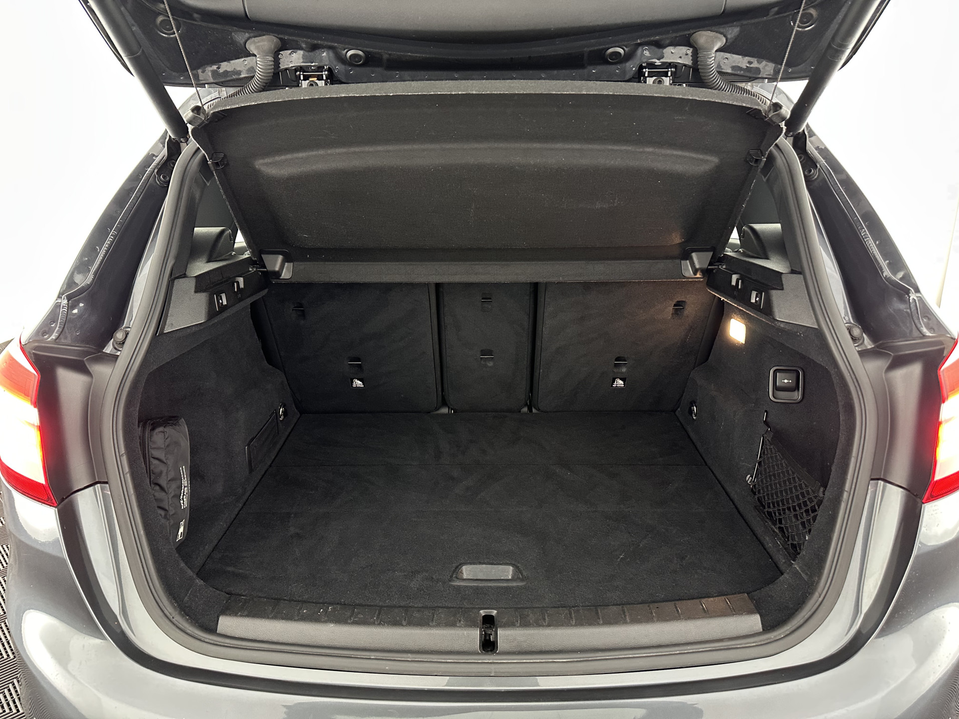 BMW 2-serie Active Tourer 216d Sportline Corporate Lease High Executive Aut. *LEATHER | FULL-LED | HEATED-SPORTSEATS | NAVI-FULLMAP | ECC | HEAD-UP | PDC | CRUISE | 18''ALU*