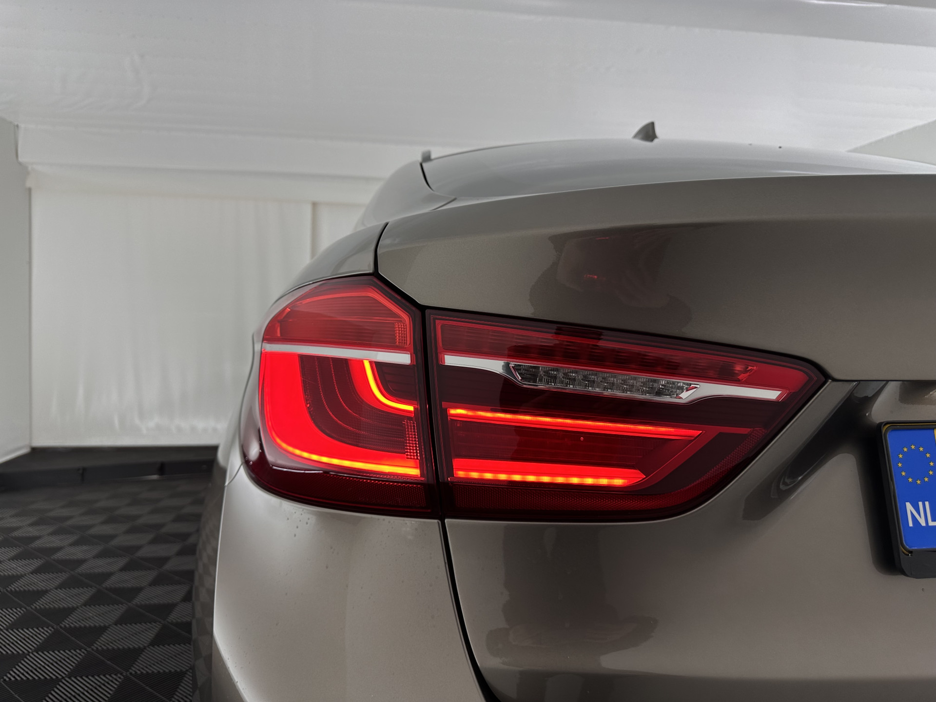 BMW X6 xDrive30d High Executive (INCL-BTW) Aut. *PANO | LEATHER | FULL-LED | HARMAN/KARDON | BLINDSPOT | MEMORY-PACK | DIGI-COCKPIT | HEATED-COMFORTSEATS | NAVI-FULLMAP | PRIVACYGLASS | HEAD-UP | ADAPTIVE-CRUISE | 19"ALU*