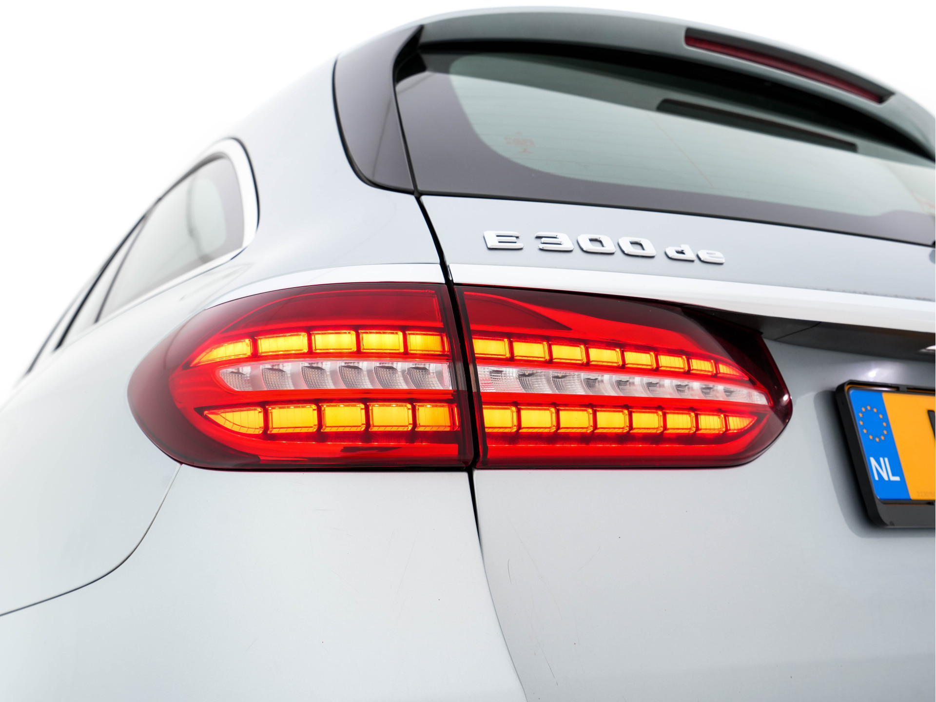 Mercedes-Benz E-klasse Estate 300 de Business Solution Luxury Plug-In (INCL-BTW) Aut. *DIGI-COCKPIT | MULTIBEAM-LED | LUXURY-LEATHER | TOP-VIEW | KEYLESS | DAB | NAVI-FULLMAP | CRUISE | SHIFT-PADDLES | AMBIENT-LIGHT | HEATED-SPORTSEATS | 18"ALU*