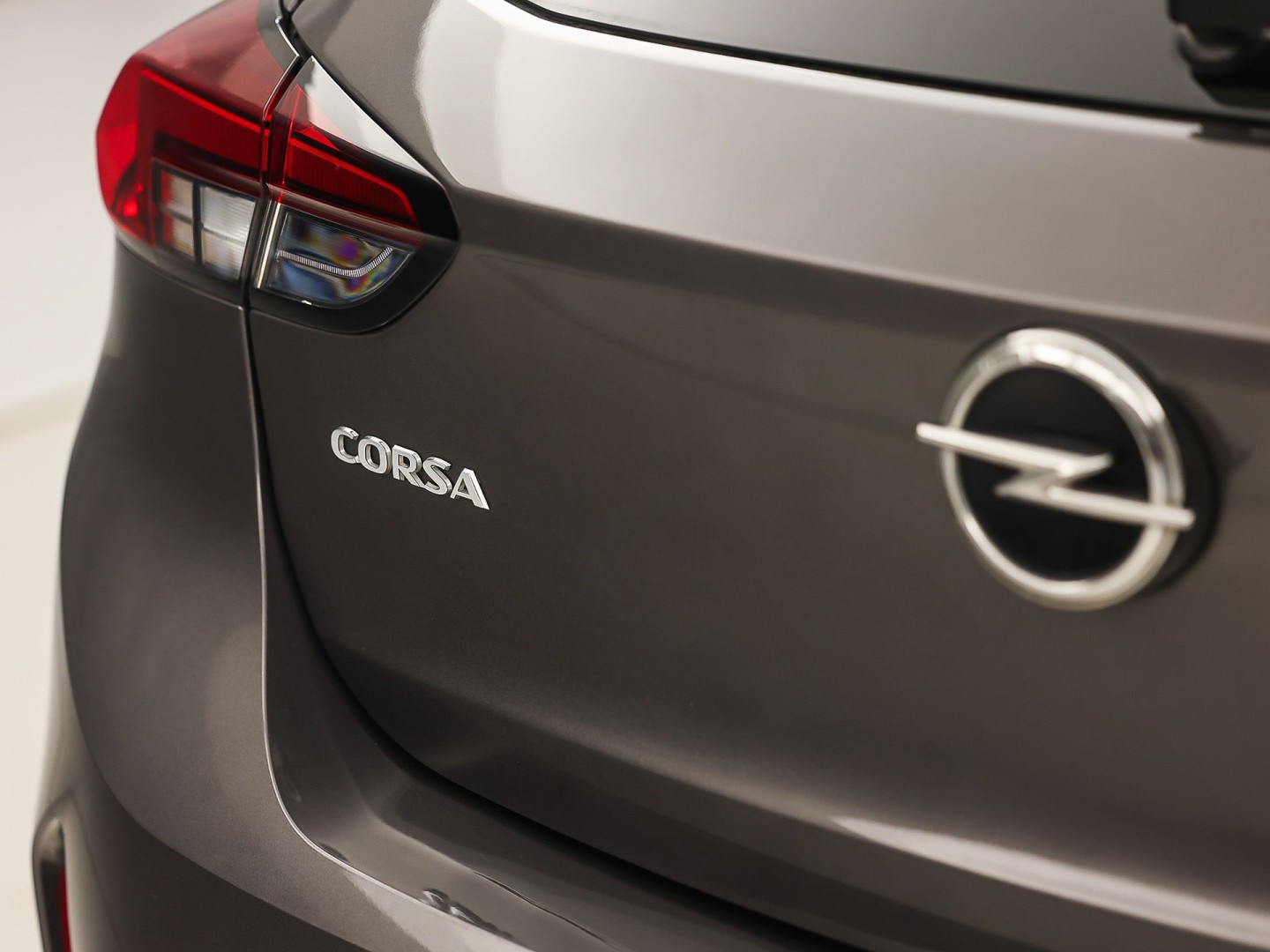 Opel Corsa 1.2 Sport (APPLE CARPLAY, GROOT NAVI, LANE ASSIST, SPORTSTOELEN, CRUISE, NIEUWSTAAT)
