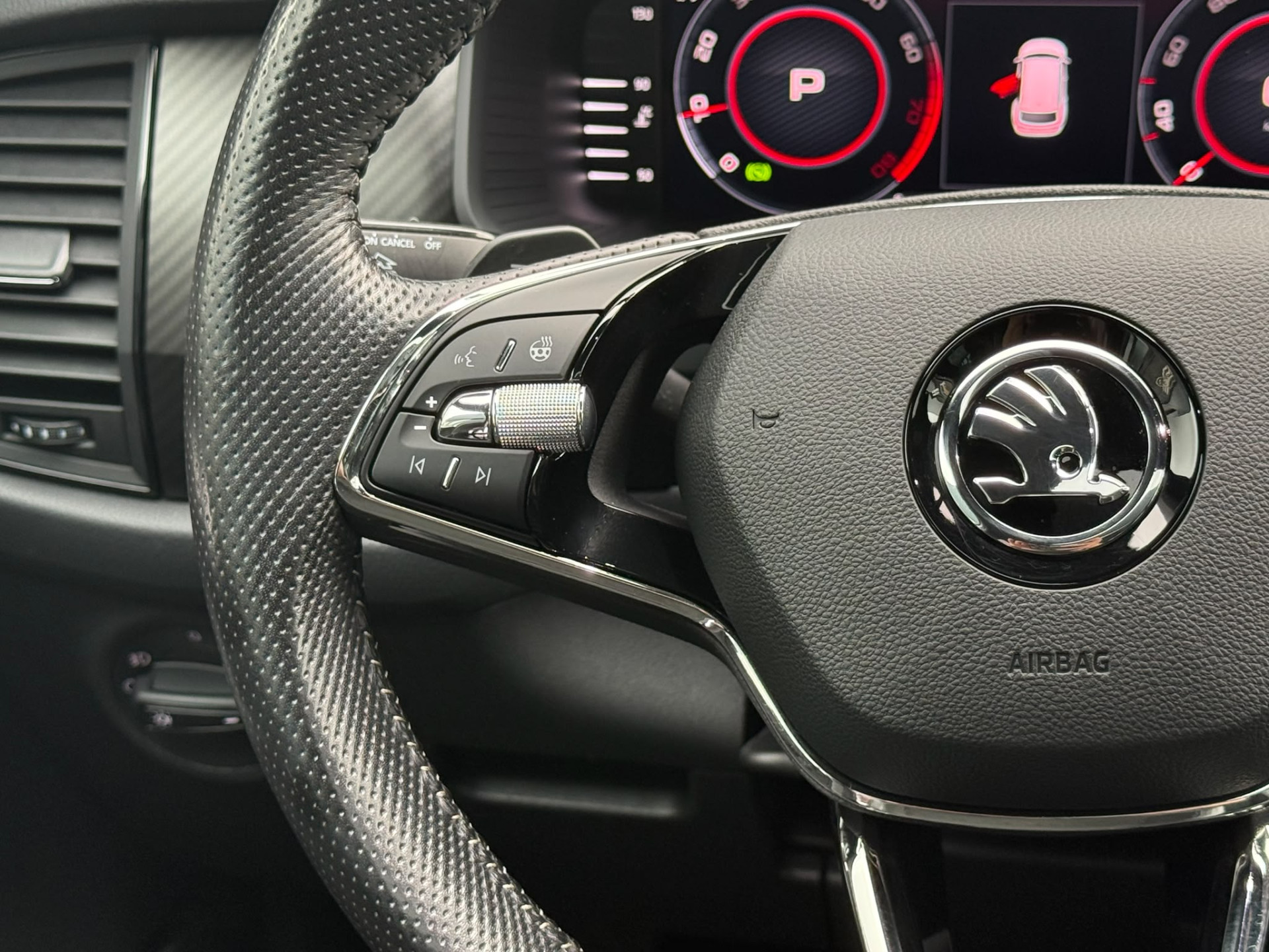 ŠKODA Kodiaq 1.5 TSI Sportline Business | 1E EIGENAAR | 3/6/12 MND GARANTIE | AUTOMAAT | PANO | LED | DAB | MEMORY | CARPLAY | DIGITAAL COCKPIT | TREKHAAK |