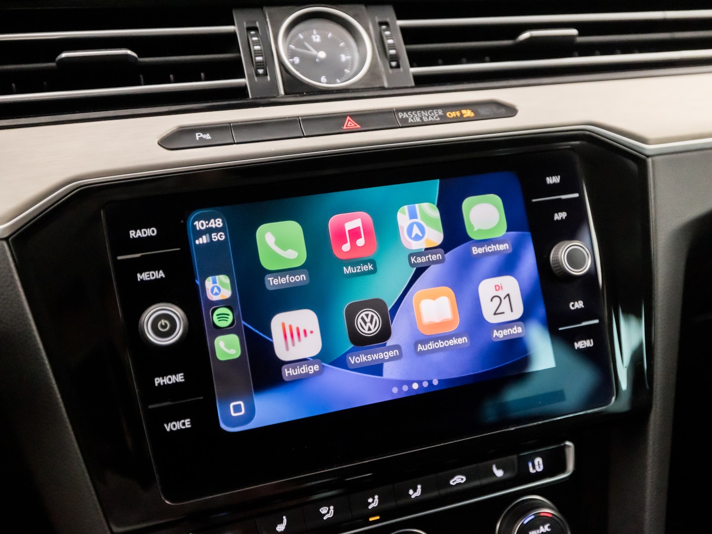 Volkswagen Passat Variant 1.5 TSI Highline Sportline 150Pk Automaat (VIRTUAL COCKPIT, APPLE CARPLAY, GROOT NAVI, CAMERA, LEDER/ALCANTARA, GETINT GLAS, KEYLESS, NIEUWSTAAT)