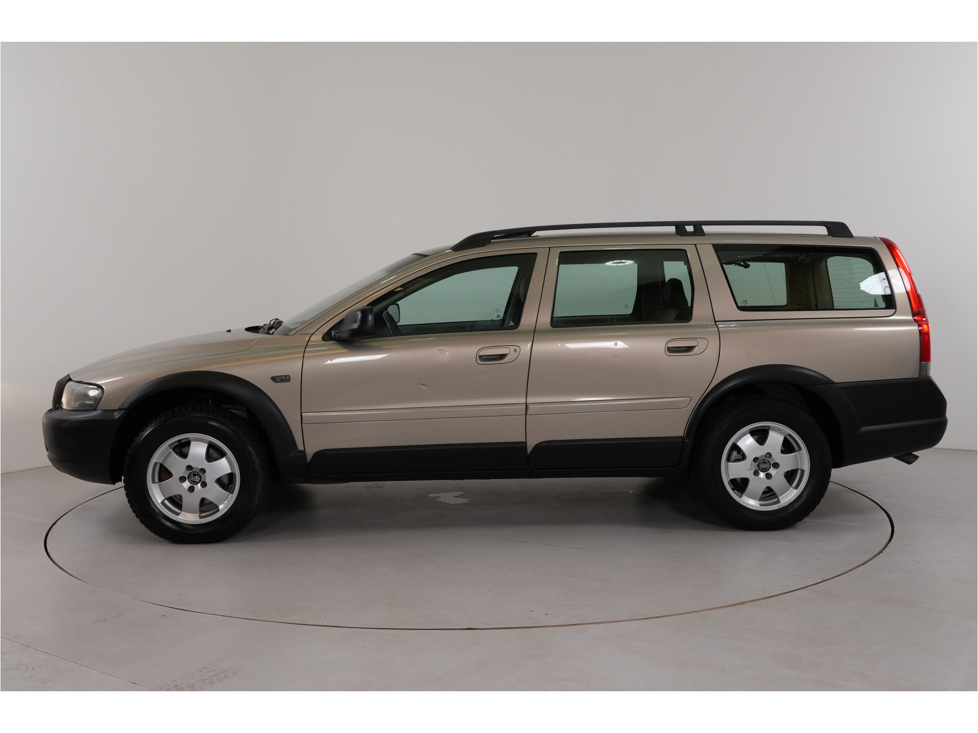 Volvo V70 Cross Country 2.4 T Geartr. Comf. | Blijvend Youngtimer | Trekhaak | Lage stand |