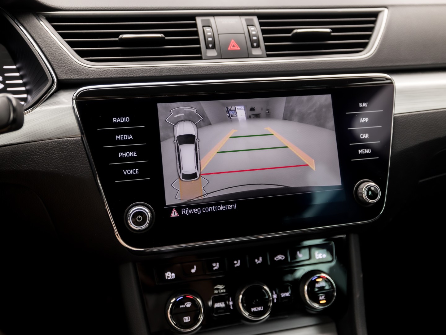 Škoda Superb Combi 1.4 TSI iV Business Sport 218Pk Automaat (VIRTUAL COCKPIT, APPLE CARPLAY, GROOT NAVI, CAMERA, STOELVERWARMING, SPORTSTOELEN, KEYLESS, ADAPTIVE CRUISE, GETINT GLAS, NIEUWSTAAT)