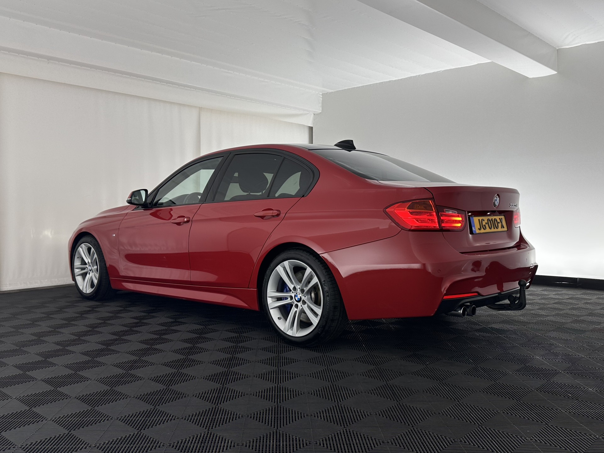 BMW 3-serie 330d M-Sportpack High Executive Aut. *PANO | LEATHER | XENON | ADAPTIVE-CRUISE | HARMAN/KARDON | MEMORY-PACK | BLINDSPOT | HEATED-SPORTSEATS | CAMERA | DAB | KEYLESS | ECC | HEAD-UP | PDC | SHIFTPADDLES | TOWBAR |  18''ALU