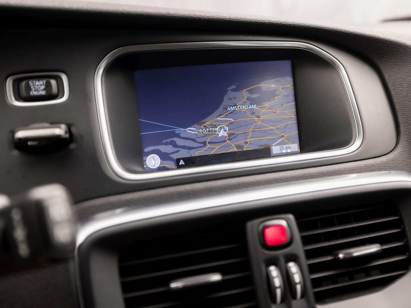 Volvo V40 Cross Country 1.6 T4 Sport 179Pk (NAVIGATIE, CLIMATE, GETINT GLAS, TREKHAAK, SPORTSTOELEN, PARKEERSENSOREN, CRUISE, NIEUWSTAAT)