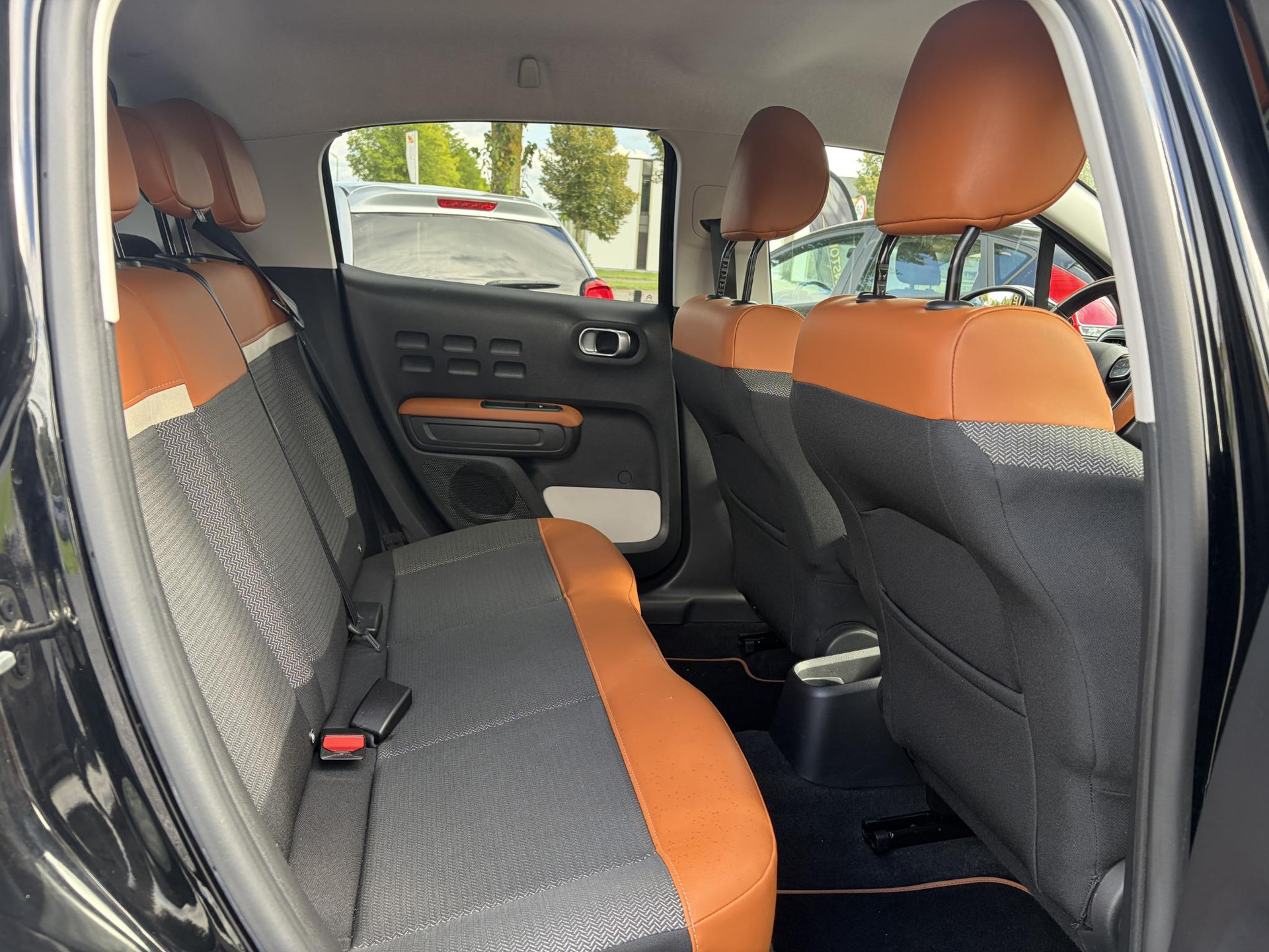 Citroen C3 1.2 PureTech Shine ✓Dealer Onderhouden✓2e Eigenaar✓Carplay✓Camera✓Navi✓Clima✓Cruise✓Pdc V+A✓Keyless✓Halfleder✓Trekhaak✓Rijstrooksensor✓Dodehoeksensor✓17'' Lm velgen✓N.A.P✓Nieuwe Apk bij Aflevering
