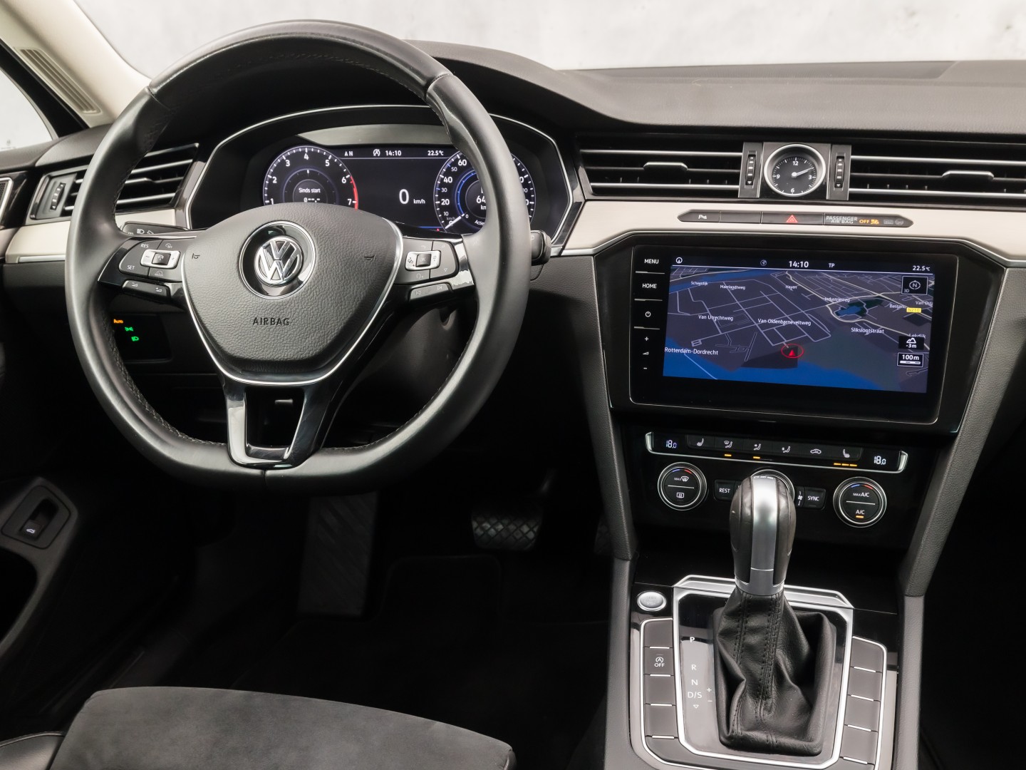 Volkswagen Passat Variant 1.4 TSI ACT Highline R 150Pk Automaat (VIRTUAL COCKPIT, APPLE CARPLAY, BLACK PACK, CAMERA, STOELVERWARMING, LEDER/ALCANTARA, GETINT GLAS, KEYLESS, ADAPTIVE CRUISE, NIEUWSTAAT)
