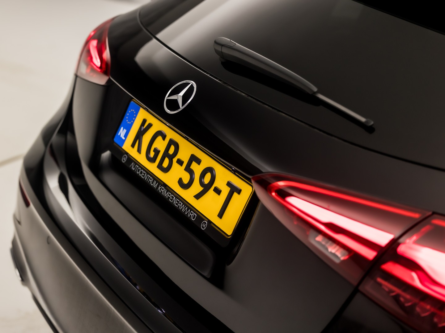 Mercedes-Benz A-Klasse 180 AMG Line Automaat (FABRIEKSGARANTIE, APPLE CARPLAY, GROOT NAVI, SFEERVERLICHTING, CAMERA, KUIPSTOELEN, STOELVERWARMING, GETINT GLAS, NIEUWSTAAT)