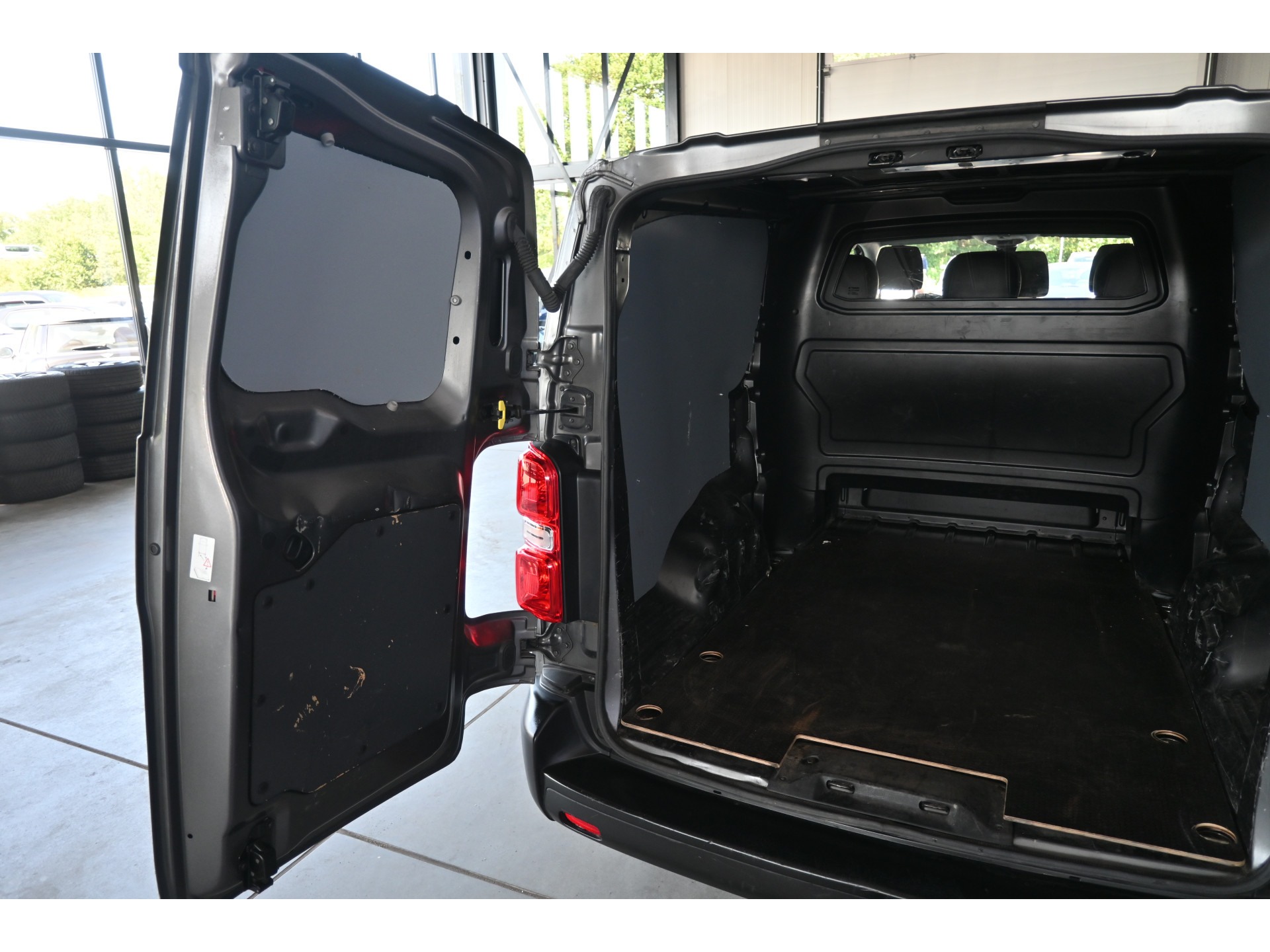 Opel Vivaro 1.5 CDTI L3H1 Edition 6 Persoons Airco Navigatie Trekhaak Cruise Control Rijklaarprijs! Inruil Mogelijk!