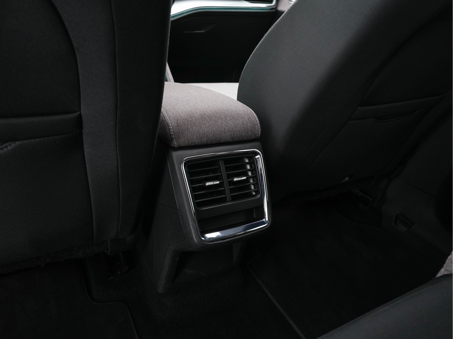 ŠKODA Enyaq iV 60 [ 3-Fase ] {SOH-87%} (INCL-BTW) *PANO | FULL-LED | DIGI-COCKPIT | CAMERA | KEYLESS | NAVI-FULLMAP | PRIVACY-GLASS | AMBIENT-LIGHT | ECC | COMFORT-SEATS | DAB + | PDC | CRUISE | CARPLAY | TOWBAR | 19 "ALU*