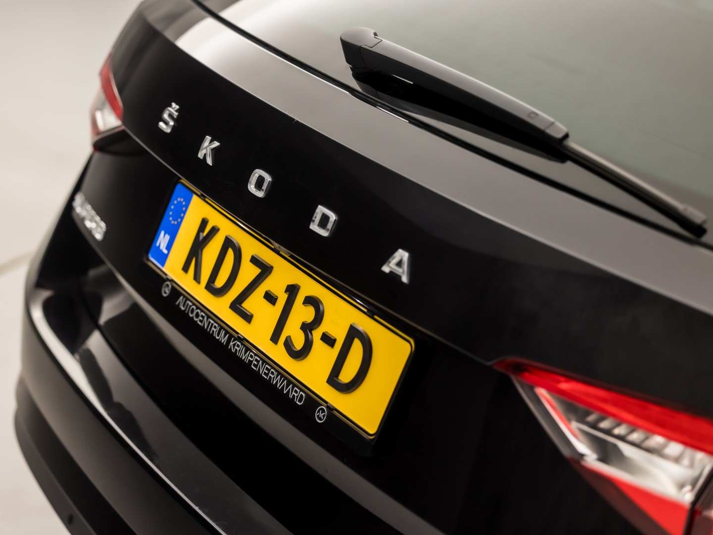 Škoda Superb Combi 1.4 TSI iV Business Sport 218Pk Automaat (VIRTUAL COCKPIT, APPLE CARPLAY, GROOT NAVI, CAMERA, STOELVERWARMING, SPORTSTOELEN, KEYLESS, ADAPTIVE CRUISE, GETINT GLAS, NIEUWSTAAT)