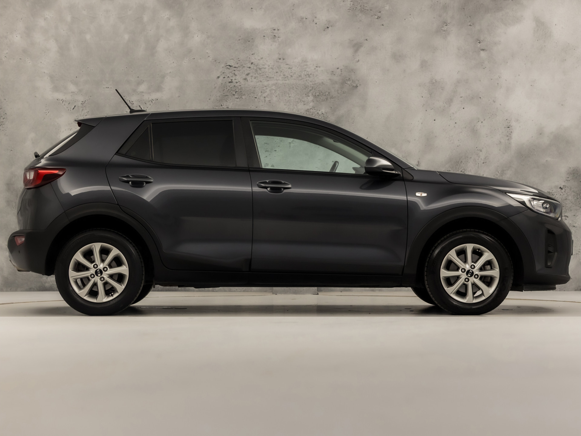 Kia Stonic 1.2 Navigator Sport (APPLE CARPLAY, NAVIGATIE, CAMERA, LM VELGEN, SPORTSTOELEN, PARKEERSENSOREN, ELEK RAMEN, NIEUWSTAAT)