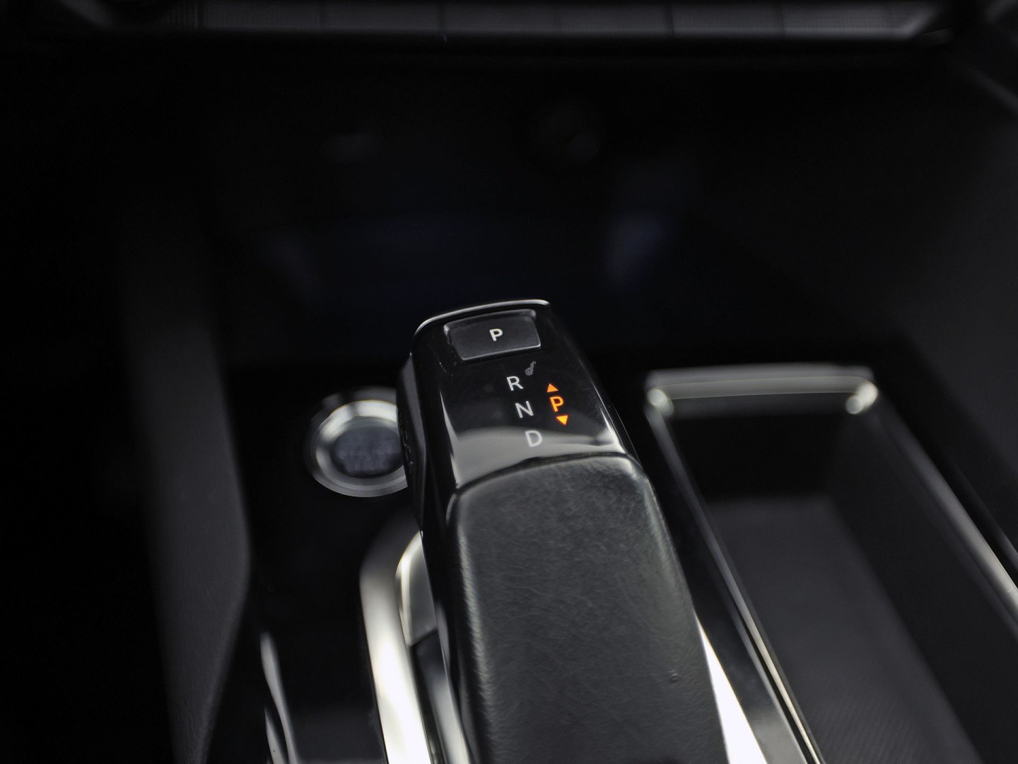 Peugeot 3008 1.2 PureTech Premium Automaat (APPLE CARPLAY, NAP, GROOT NAVI, 360 CAMERA, TREKHAAK, SPORTSTOELEN, LANE ASSIST, CRUISE, NIEUWSTAAT)