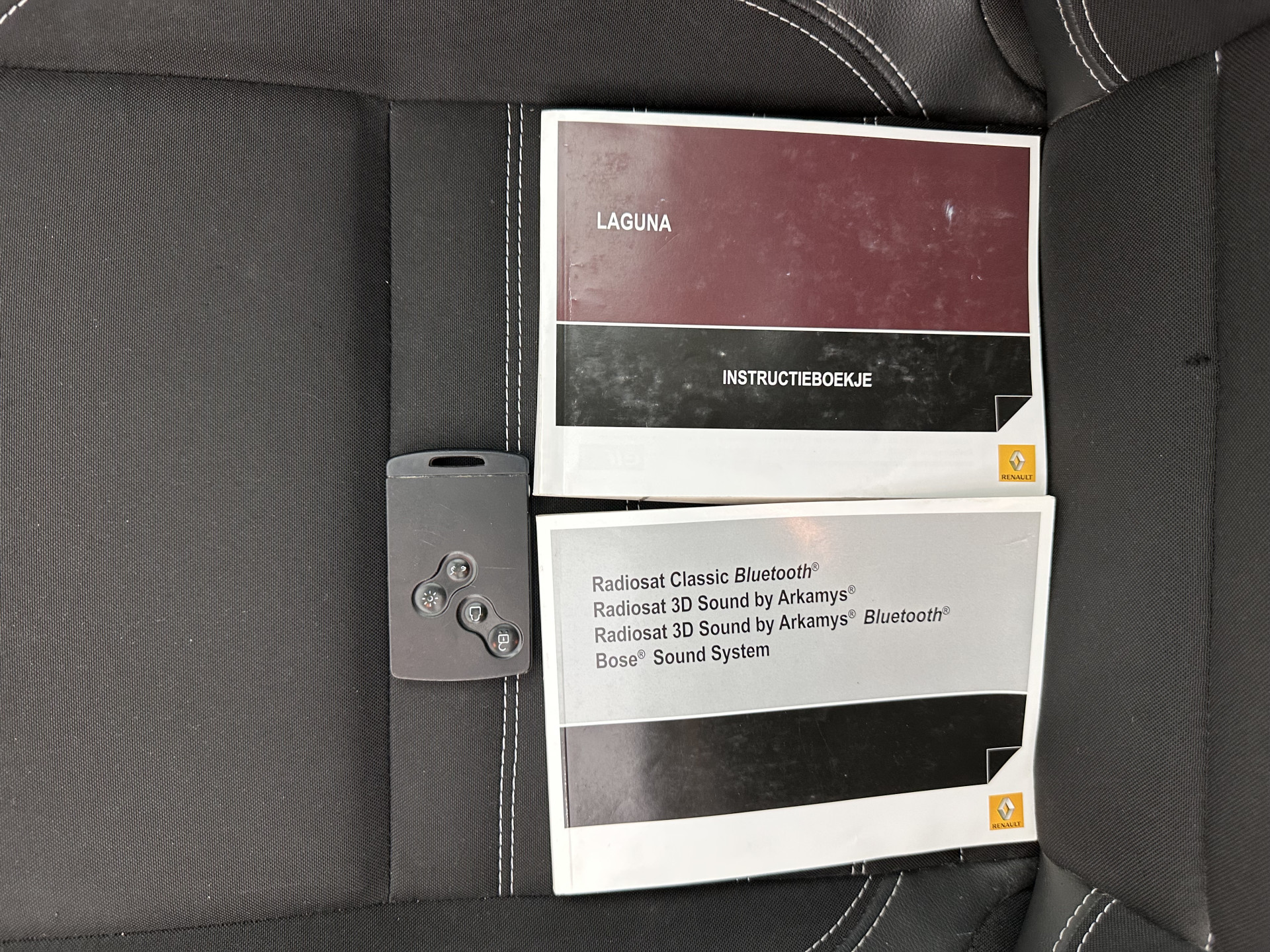 Renault Laguna 2.0 dCi S/S (INCL-BTW) *PANO | LEATHER-MICROFIBRE | BI-XENON | KEYLESS | NAVI-FULLMAP | COMFORT-SEATS | ECC | PDC | CRUISE | TOWBAR | 18''ALU*