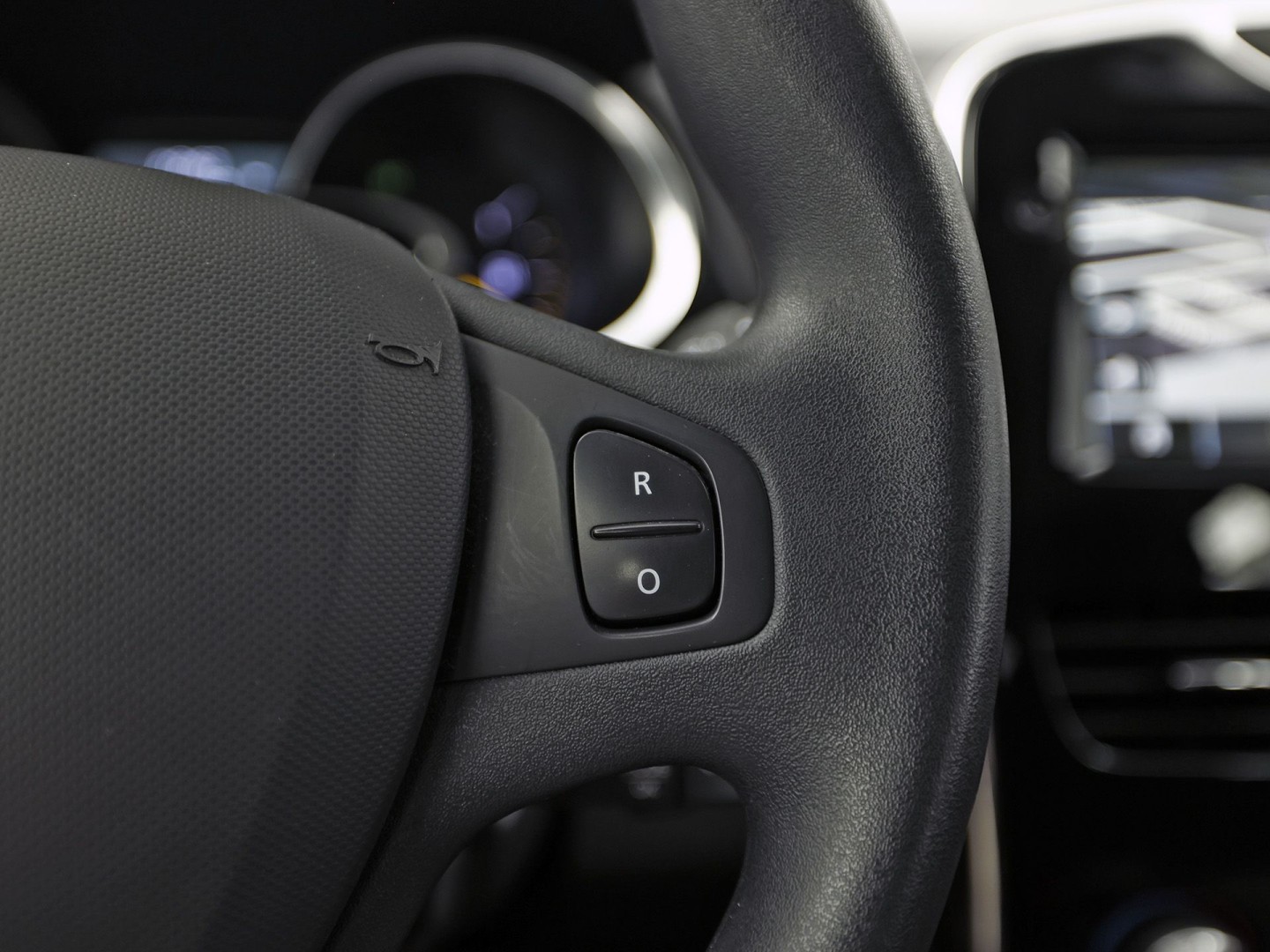 Renault Clio 0.9 TCe Sport (NAVIGATIE, CRUISE, TREKHAAK, SPORTSTOELEN, BLUETOOTH, NIEUWE APK, NIEUWSTAAT)