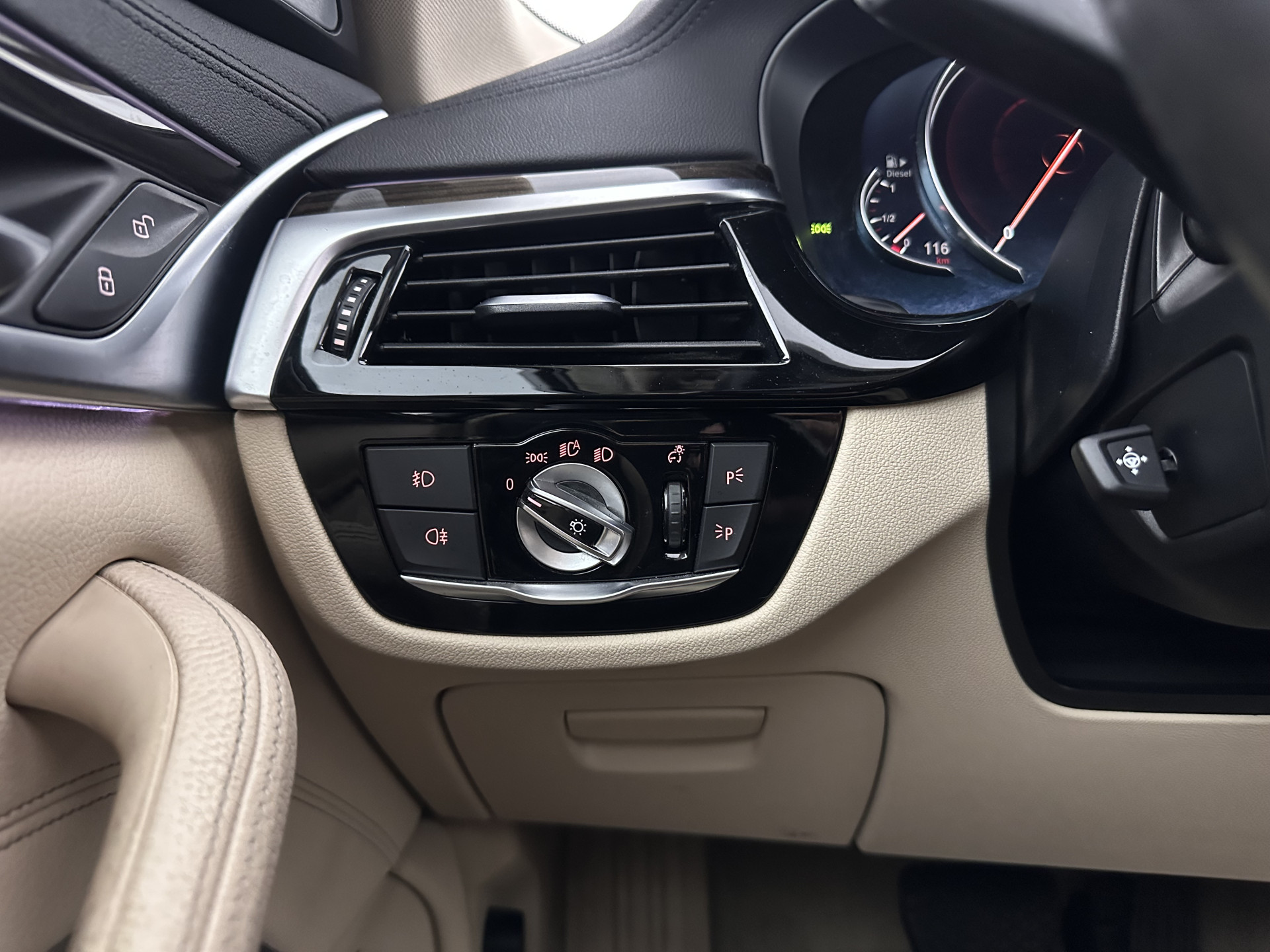 BMW 5-serie Touring 530d High Executive Luxury-Line Aut. *PANO | BOWERS-WILKINS | LEATHER | FULL-LED | ADAPTIVE-CRUISE | BLINDSPOT | MEMORY-PACK | TOPVIEW | HEAD-UP | HEATED-COMFORTSEATS | DIGI-COCKPIT | NAVI-FULLMAP | TOWBAR | 19''ALU*