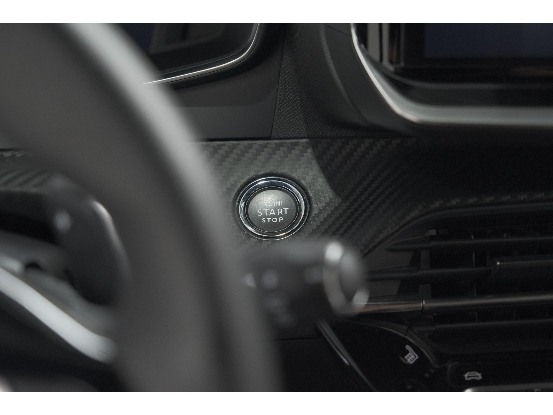 Peugeot 2008 PureTech 130 EAT8 Allure | 360 Camera | Adaptieve Cruise Control | Navigatie