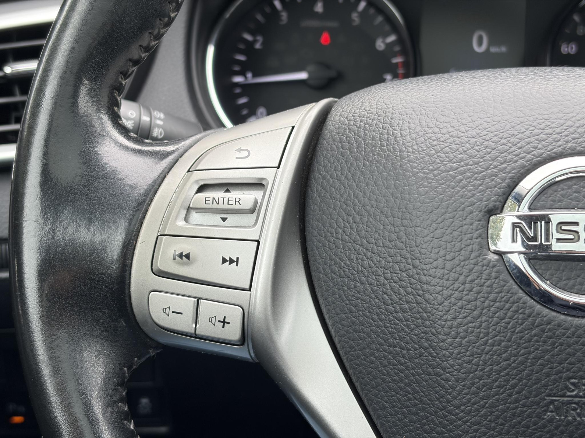Nissan Qashqai 1.2 N-Connecta ✓Net beurt gehad✓360° Camera✓Navi✓Trekhaak✓Pano✓Pdc V+A✓Keyless✓18'Lm velgen✓Clima✓Cruise✓Rijstrooksensor✓116pk✓6 Bak✓N.A.P✓Apk tot 10-2027