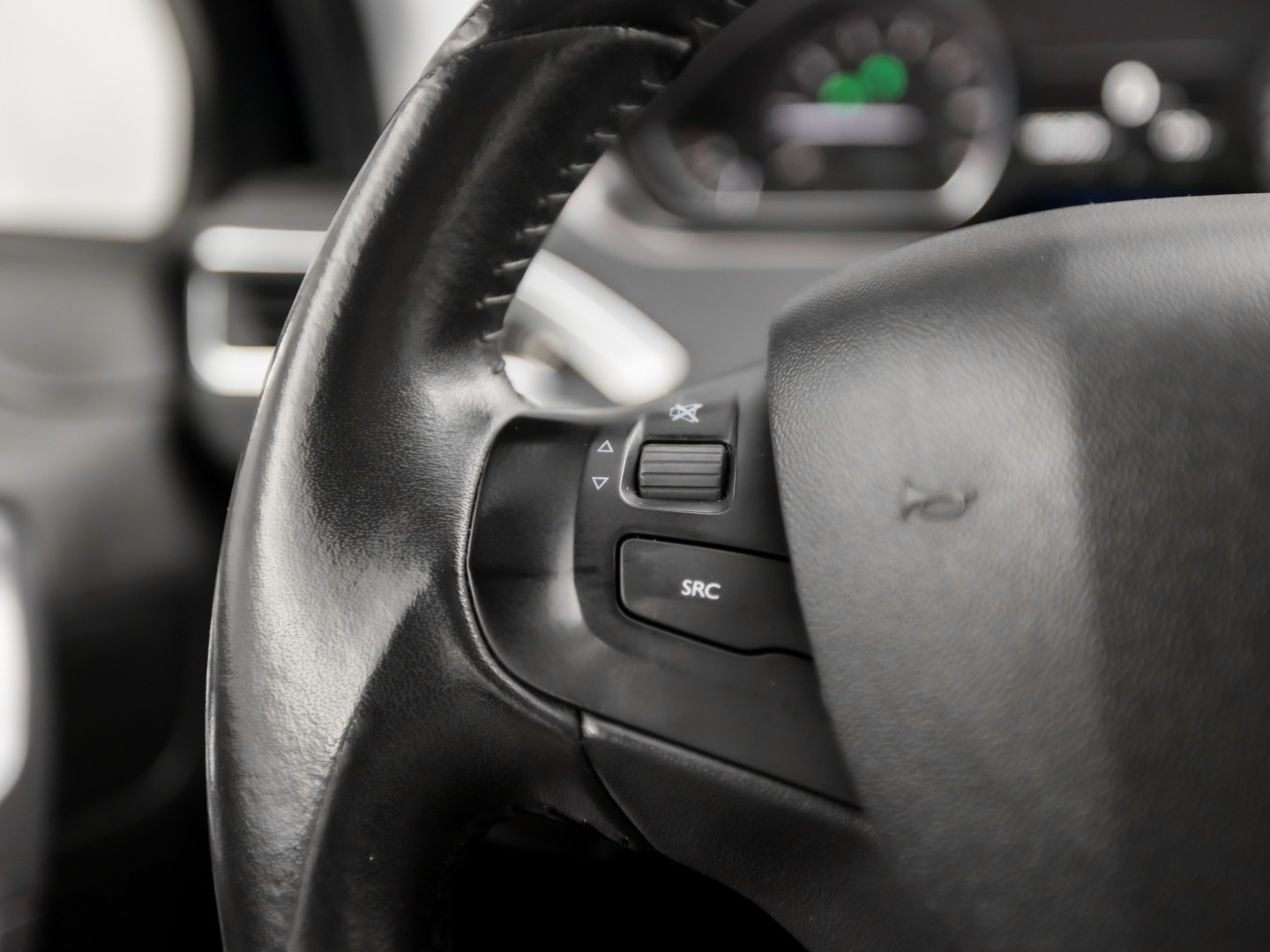 Peugeot 2008 1.2 VTi Sport (PANORAMADAK, NAVIGATIE, PARKEERSENSOREN, SPORTSTOELEN, CRUISE, NIEUWE APK, NIEUWSTAAT)