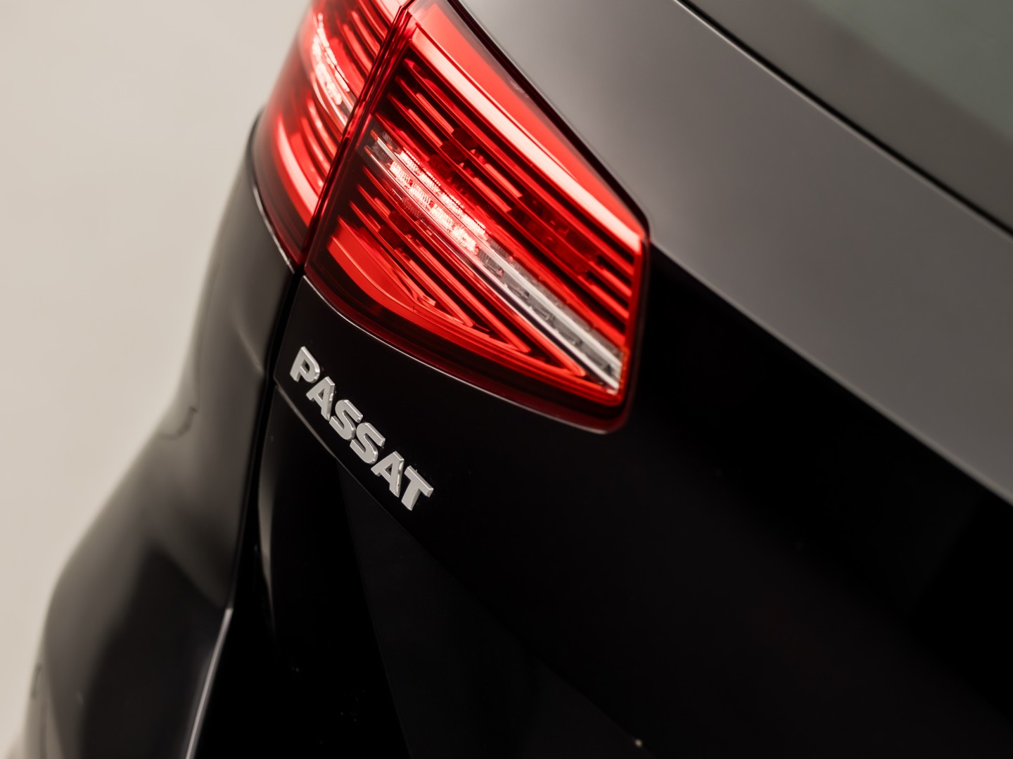 Volkswagen Passat Variant 1.5 TSI Highline Sportline 150Pk Automaat (VIRTUAL COCKPIT, APPLE CARPLAY, GROOT NAVI, CAMERA, LEDER/ALCANTARA, GETINT GLAS, KEYLESS, NIEUWSTAAT)