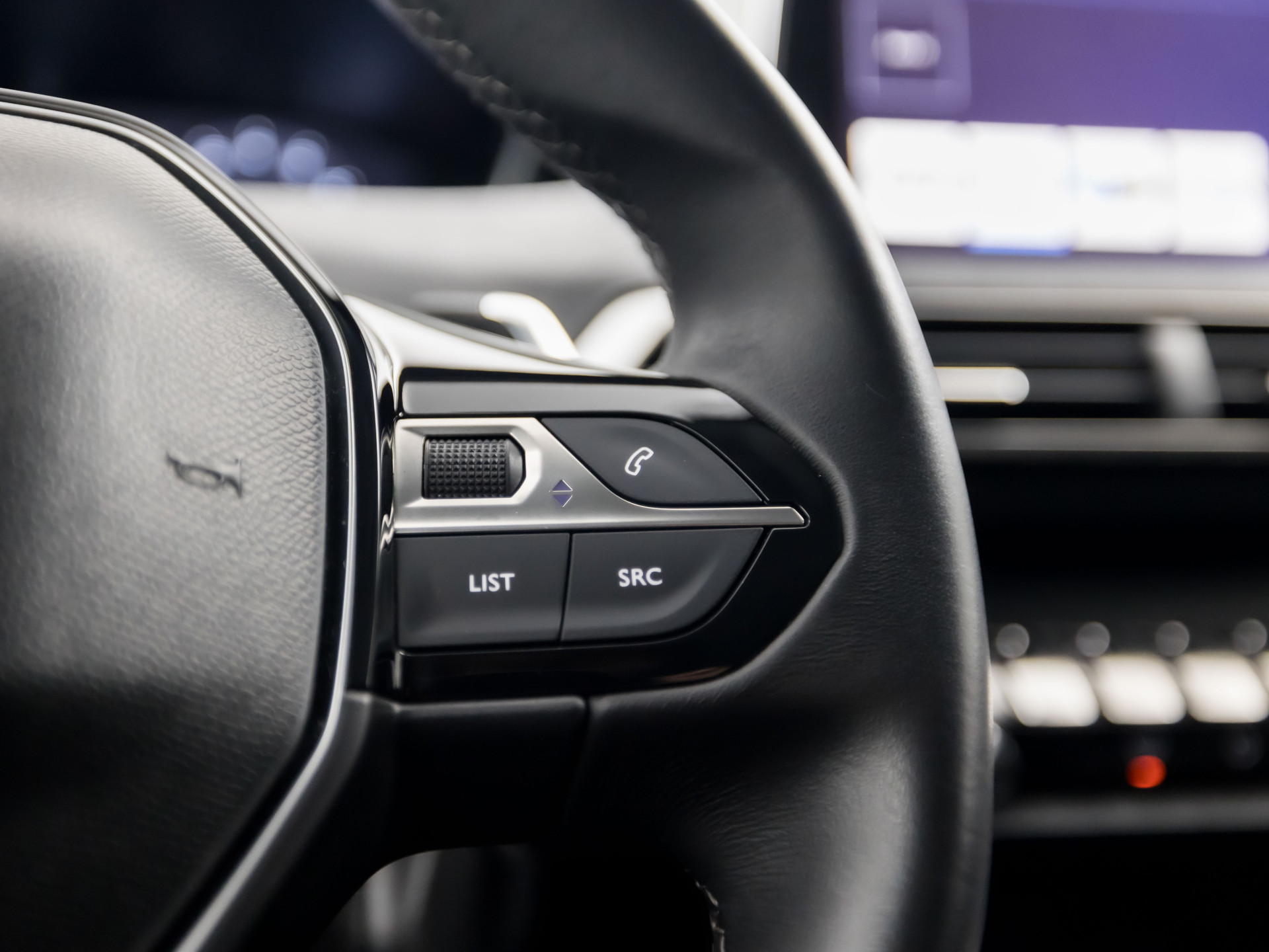 Peugeot 3008 1.2 PureTech Allure Automaat (APPLE CARPLAY, LED KOPLAMPEN, FOCAL AUDIO, LEDER, SPORTSTOELEN, GETINT GLAS, CRUISE, DAKRAILS, NIEUWSTAAT)