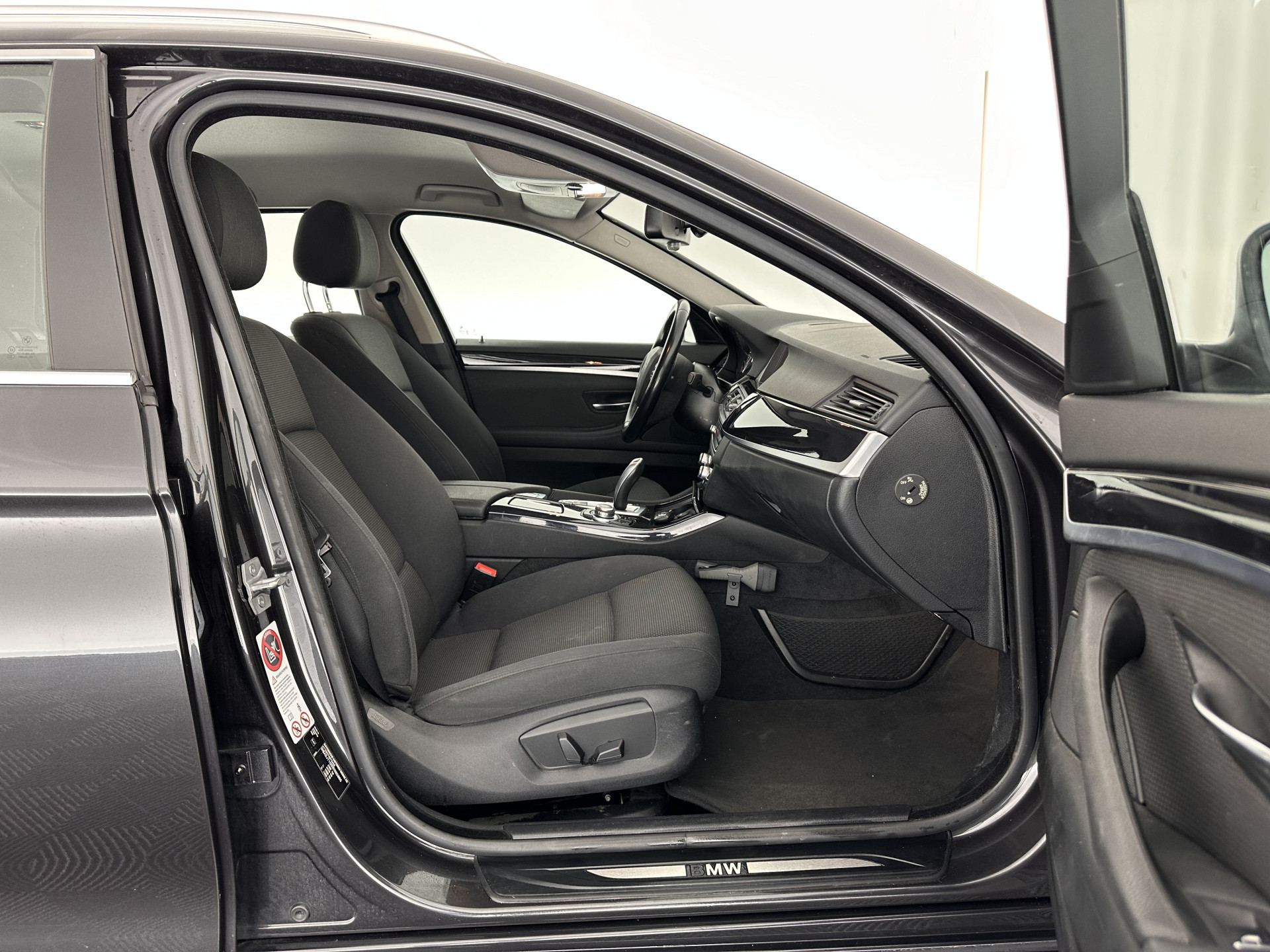 BMW 5-serie Touring 518d Executive Aut. *NAVI-FULLMAP | BI-XENON | CARPLAY |  LANE-ASSIST | TOWBAR | ECC | PDC | CRUISE | COMFORT-SEATS | AMBIENT-LIGHT | 17''ALU*