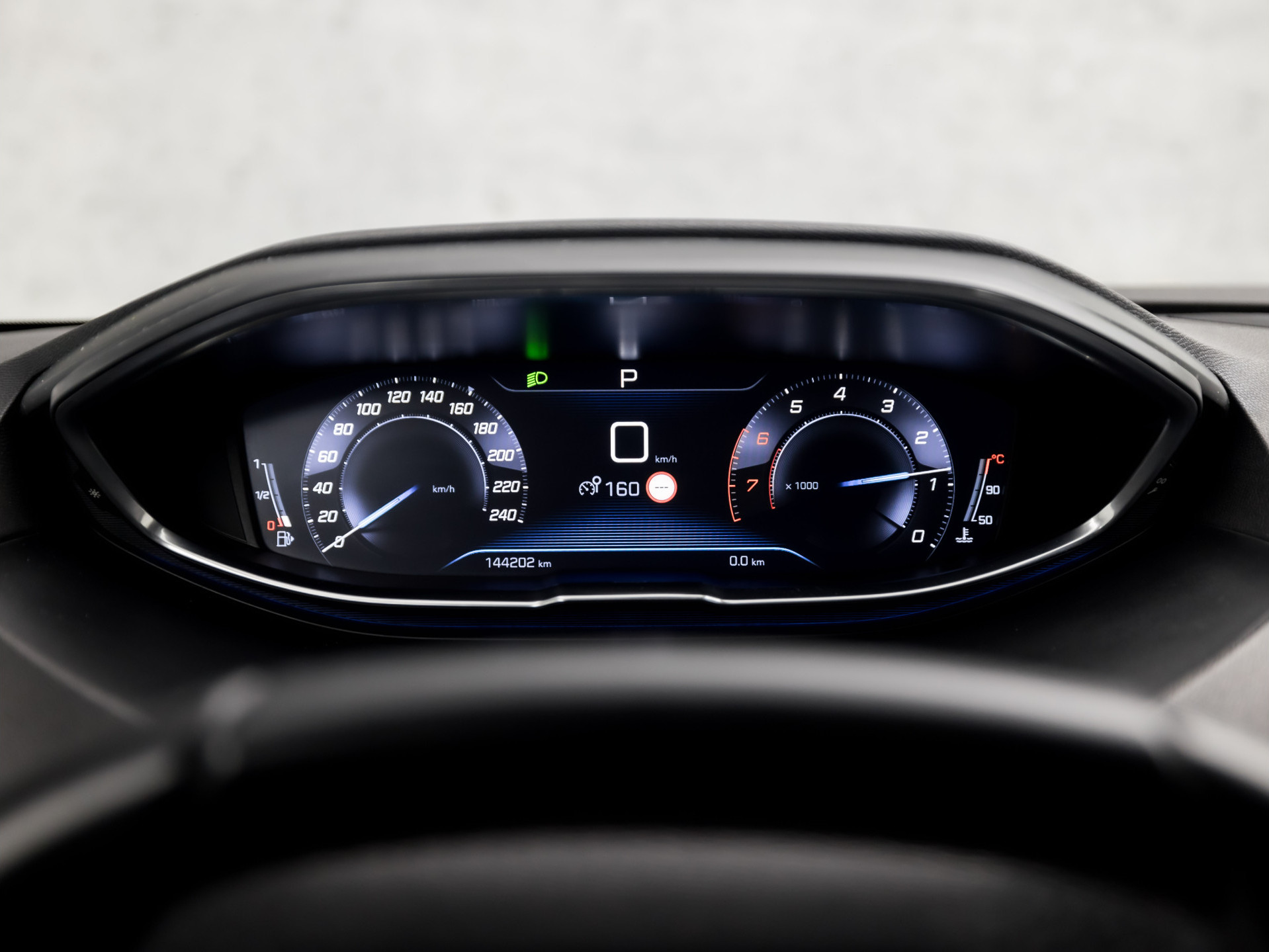 Peugeot 3008 1.2 PureTech Allure Automaat (APPLE CARPLAY, LED KOPLAMPEN, FOCAL AUDIO, LEDER, SPORTSTOELEN, GETINT GLAS, CRUISE, DAKRAILS, NIEUWSTAAT)