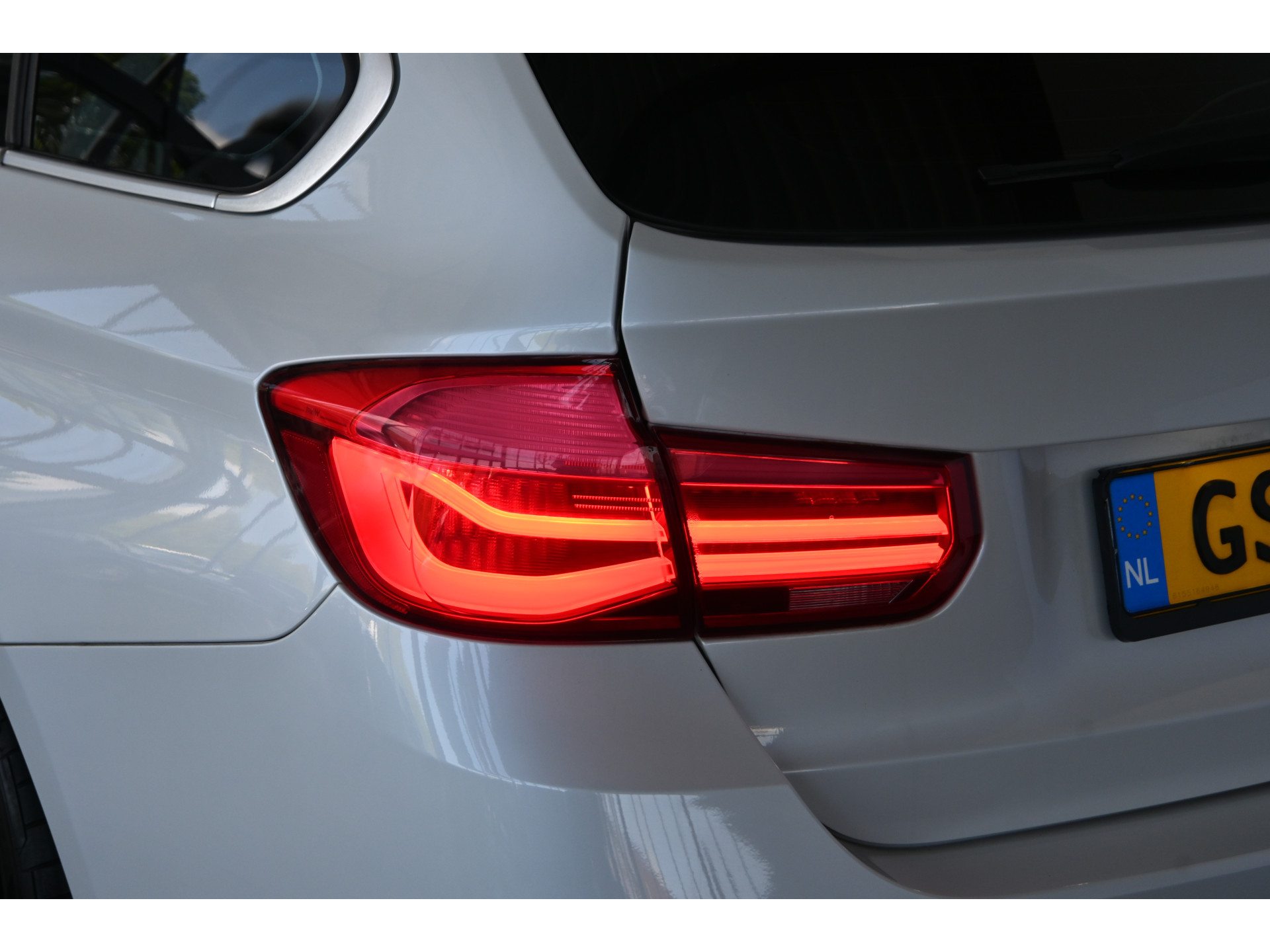 BMW 3-serie Touring 318i Luxury Clima Navigatie LED Panoramadak 18'Inch Goed Onderhouden! Inruil Mogelijk!