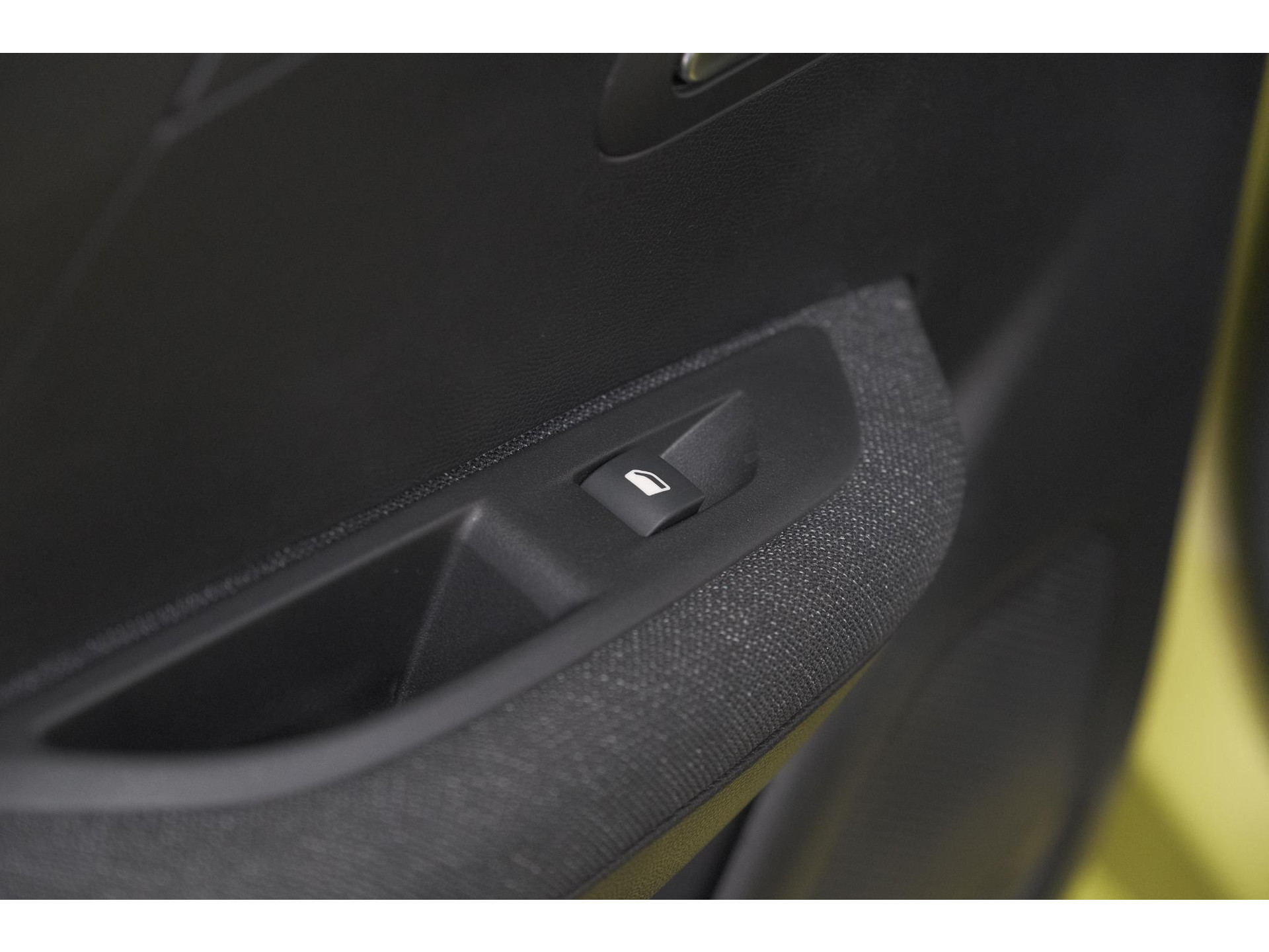 Peugeot 208 1.2 Hybrid 110 e-DCS6 Style | Parkeersensoren | Apple Carplay | Cruise Control | Airco
