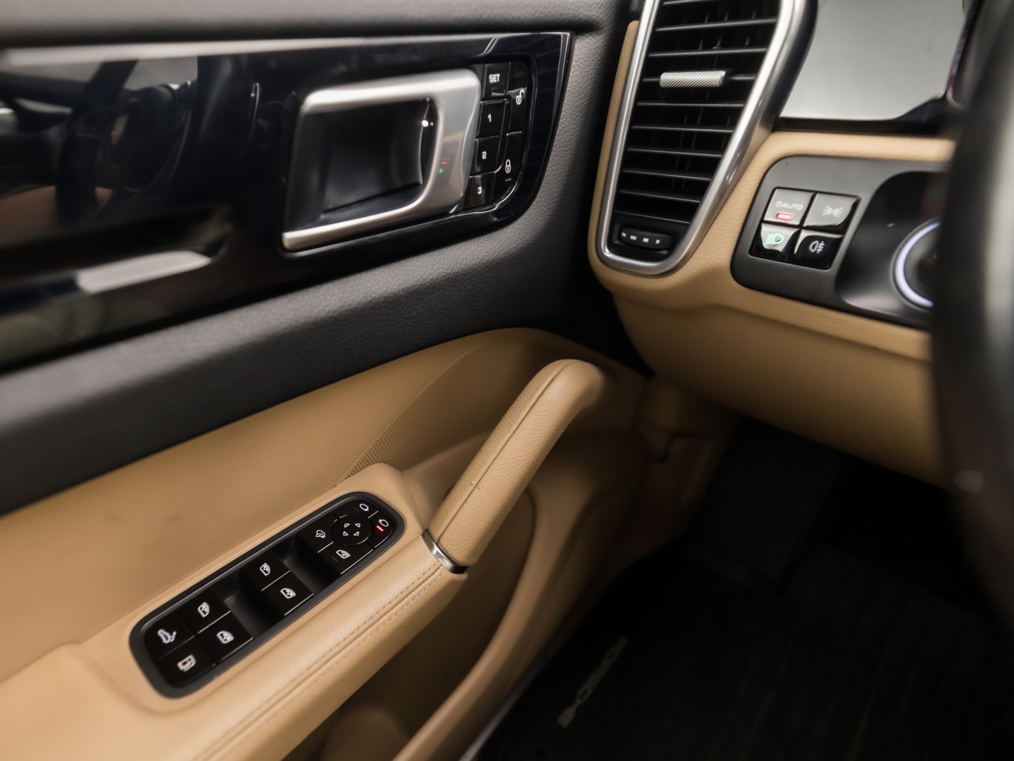 Porsche Cayenne 3.0 E-Hybrid Sport 463Pk (SPORTCHRONO PAKKET, LUCHTVERING, SOH 95%, BLACK PACK, APPLE CARPLAY, MEMORY SEATS, STOELVERWARMING, GETINT GLAS, CAMERA, NIEUWSTAAT)