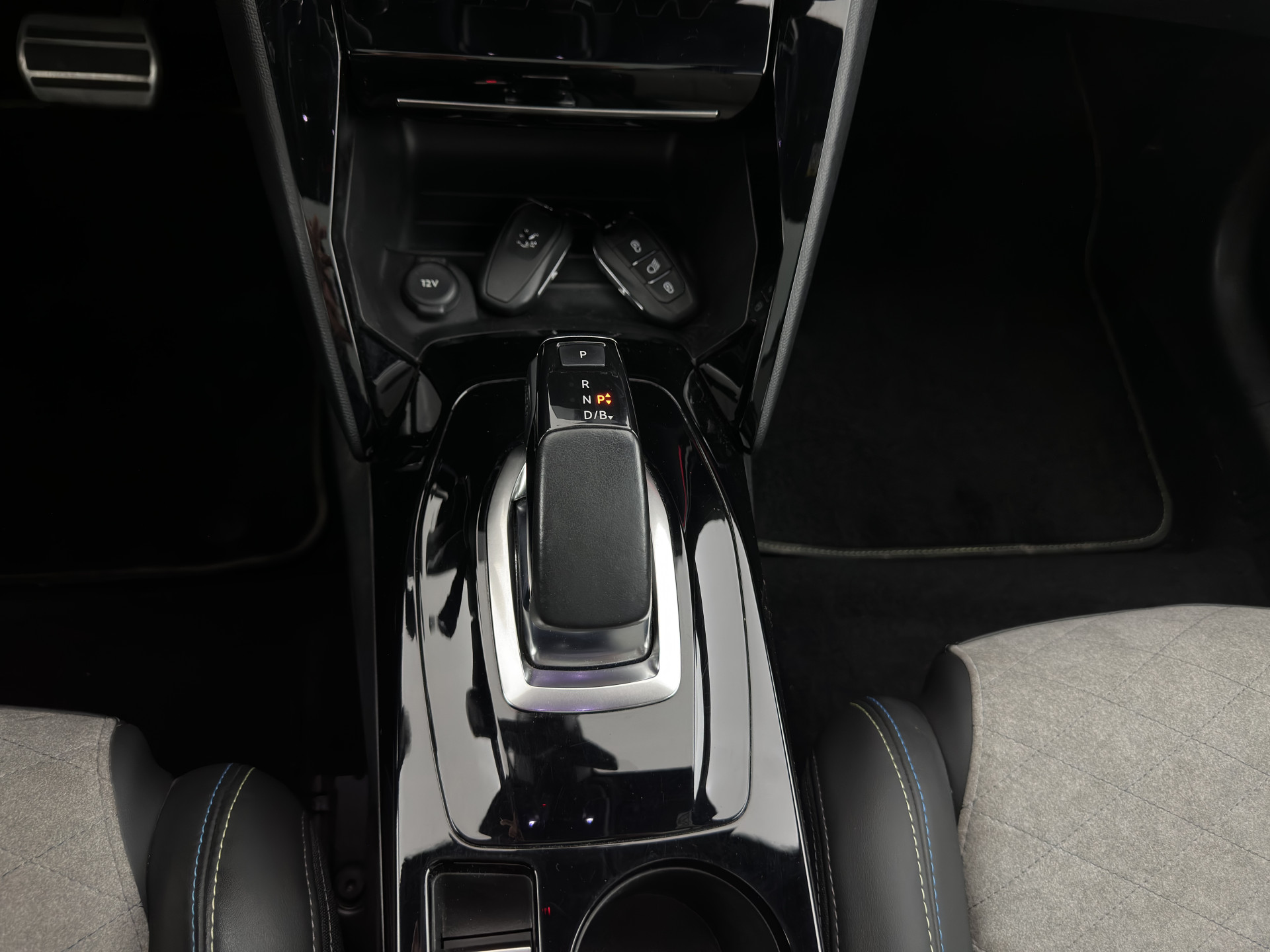 Peugeot e-208 EV GT 350 50 kWh [ 3-Fase ] {SOH-100%} (INCL-BTW) *PANO | FULL-LED | DIGI-COCKPIT | BLINDSPOT | CAMERA | LEATHER-ALCANTARA | AMBIENT-LIGHT | NAVI-FULLMAP | LANE-ASSIST | KEYLESS | DAB | CCS-FASTLOADER | HEATED-SPORTSEATS | 17"ALU*