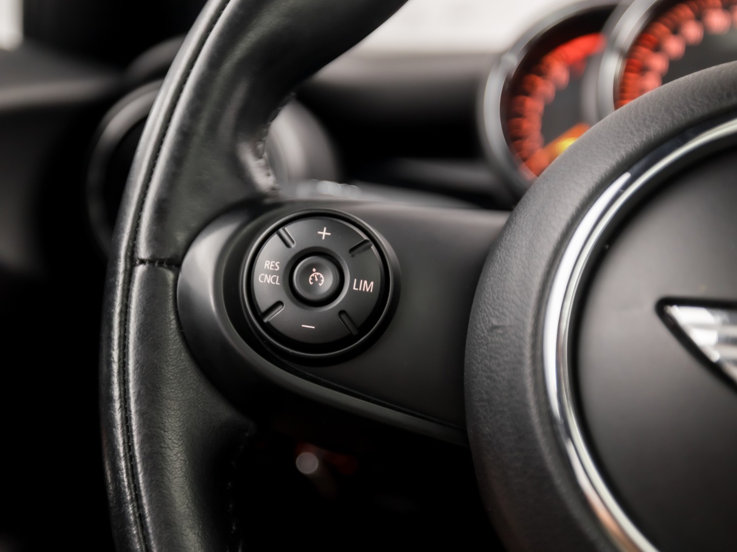 MINI 5-deurs 1.5 Cooper Chili Sport Automaat 136Pk (PANORAMADAK, 1e EIGENAAR, DEALER ONDERHOUDEN, 5 DEURS, NAVIGATIE, LEDER, SPORTSTOELEN, GETINT GLAS, PARKEERSENSOREN, NIEUWSTAAT)