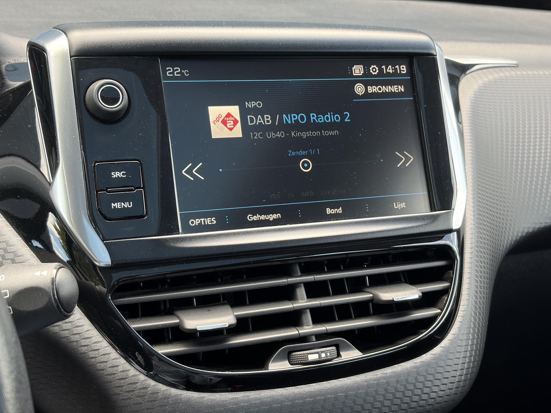 Peugeot 2008 1.2 PureTech Blue Lion D-riem vv in 2024 l Pano l Navi l 110pk l Trekhaak l Carplay l Airco l Cruise l Pdc l Recent beurt gehad l N.A.P l Apk tot 01-2027