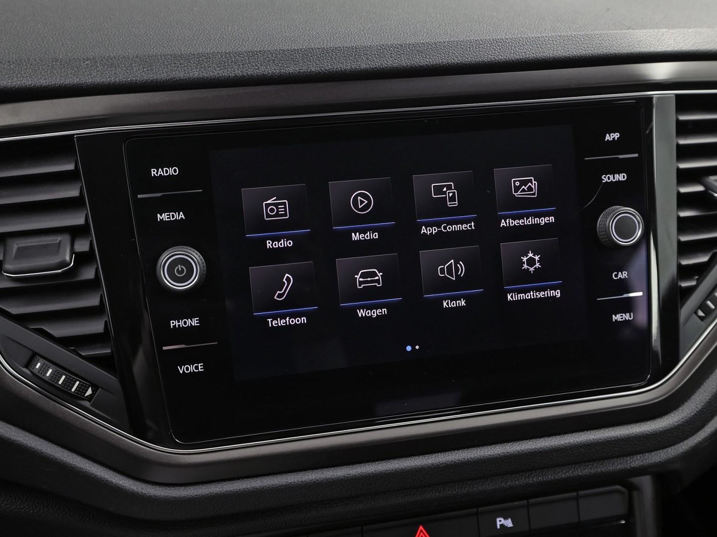 Volkswagen T-Roc 1.5 TSI Sport 150Pk (APPLE CARPLAY, GROOT NAVI, STUUR/STOELVERWARMING, CAMERA, SPORTSTOELEN, ADAPTIVE CRUISE, CLIMATE, NIEUWE APK, NIEUWSTAAT)