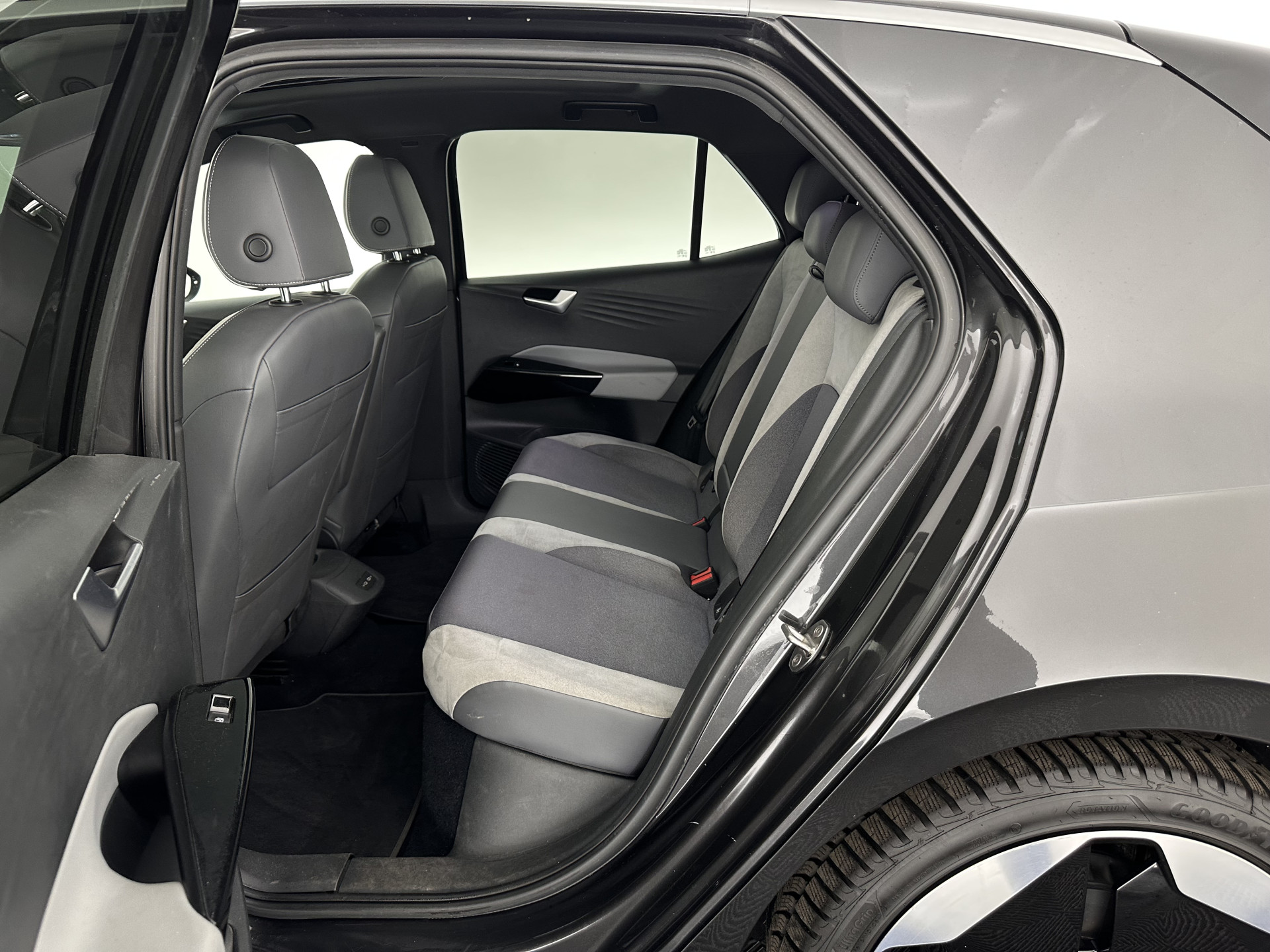 Volkswagen ID.3 First Max 58 kWh [ 3-Fase-11kW ] {SOH-87%} (INCL-BTW) *HEATPUMP | PANO | HEAD-UP | ADAPTIVE-CRUISE | IQ-LIGHTS | BLINDSPOT | CAMERA | KEYLESS | MICROFIBRE | AMBIENTLIGHT | NAVI-FULLMAP | DAB+ | ECC | HEATED-SPORTSEATS | DIGI-COCKPIT |