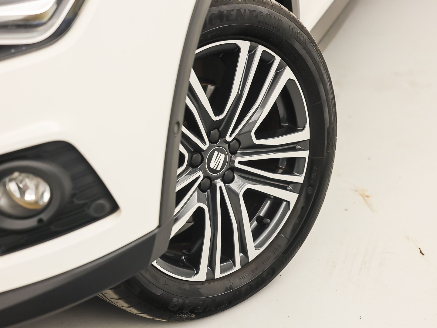 SEAT Arona 1.0 TSI Sport (APPLE CARPLAY, GROOT NAVI, CLIMATE, ZWART HEMEL, SPORTSTOELEN, PARKEERSENSOREN, ELEK PAKKET, CRUISE, NIEUWSTAAT)