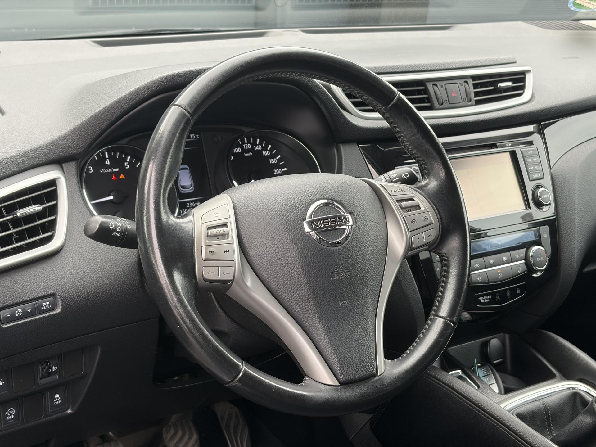 Nissan Qashqai 1.2 N-Connecta ✓Net beurt gehad✓360° Camera✓Navi✓Trekhaak✓Pano✓Pdc V+A✓Keyless✓18'Lm velgen✓Clima✓Cruise✓Rijstrooksensor✓116pk✓6 Bak✓N.A.P✓Apk tot 10-2027