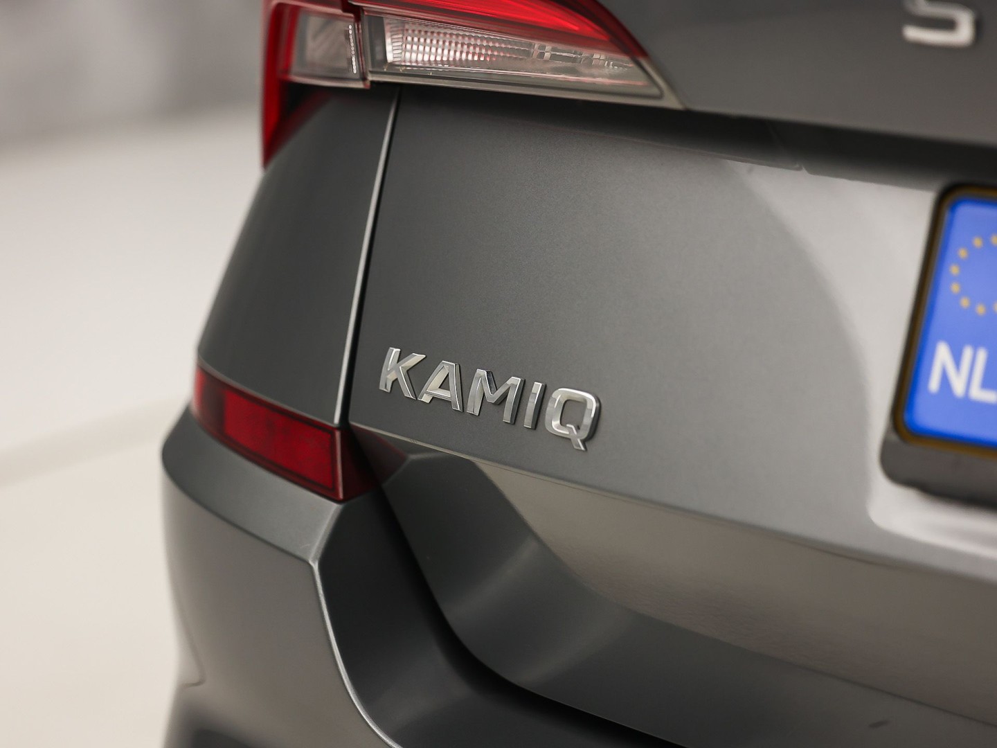 Škoda Kamiq 1.0 TSI Sport Automaat (KUIPSTOELEN, VIRTUAL COCKPIT, APPLE CARPLAY, GROOT NAVI, STOELVERWARMING, ADAPTIVE CRUISE, GETINT GLAS, ZWART HEMEL, NIEUWSTAAT)