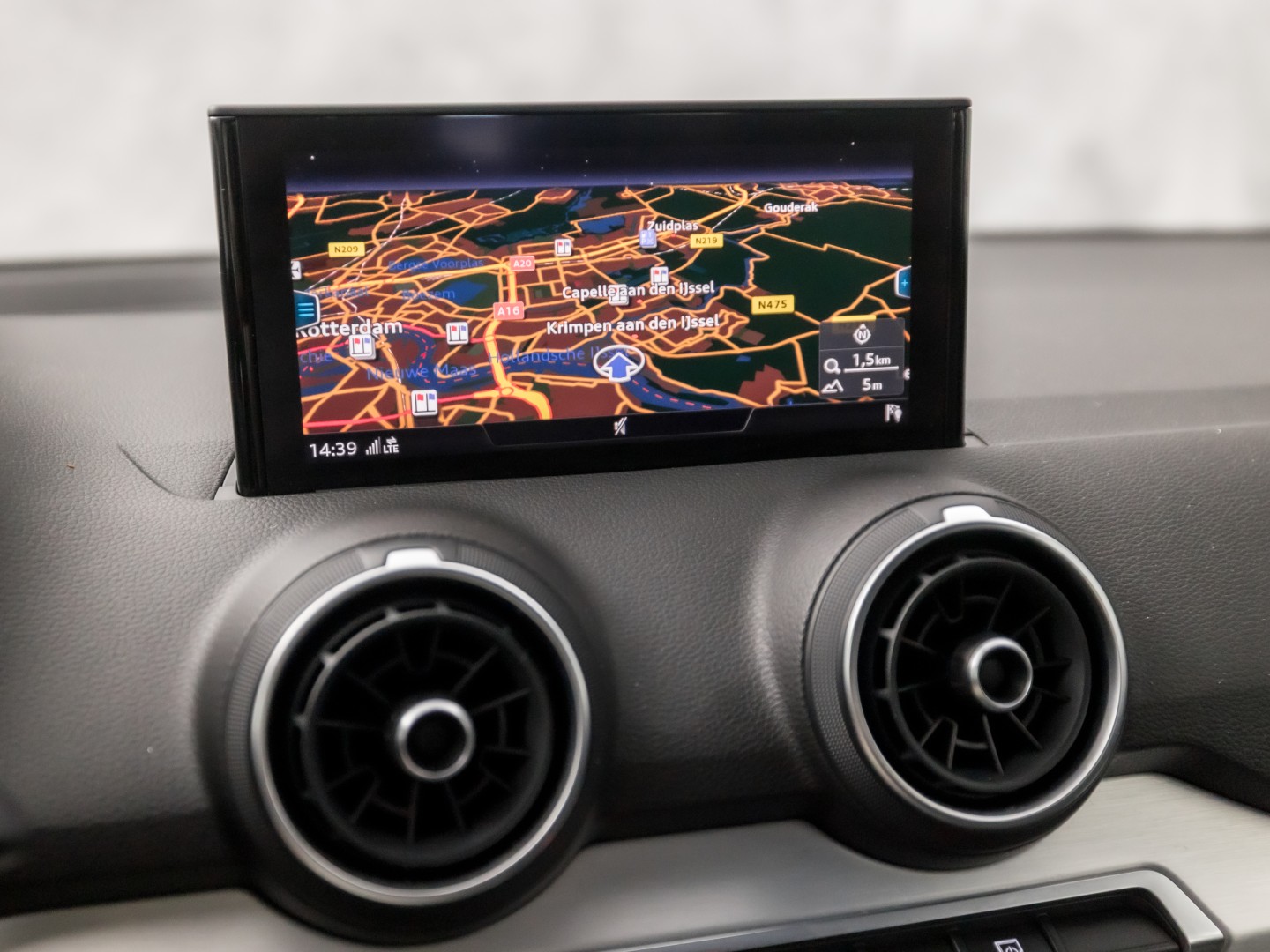 Audi Q2 35 TFSI S-Tronic Sport 150Pk Automaat (VIRTUAL COCKPIT, APPLE CARPLAY, GROOT NAVI, CLIMATE, STOELVERWARMING, SPORTSTOELEN, GETINT GLAS, PARKEERSENSOREN, CRUISE, NIEUWSTAAT)
