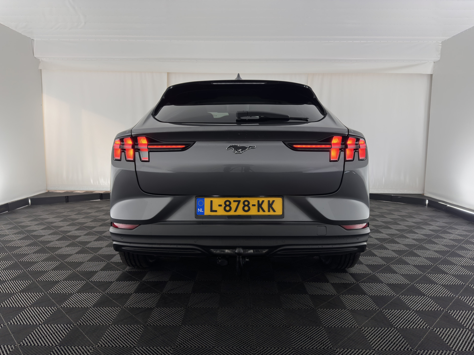 Ford Mustang Mach-E RWD 75 kWh (3-Fase) {SOH-93%} (INCL-BTW) Aut. *LEATHER | FULL-LED | DAB+ | DIGI-COCKPIT | KEYLESS | NAVI-FULLMAP | TOPVIEW | LANE-ASSIST | BLINDSPOT | CARPLAY | HEATED-COMFORTSEATS | PRIVACY-GLASS |TOWBAR | 18"ALU*