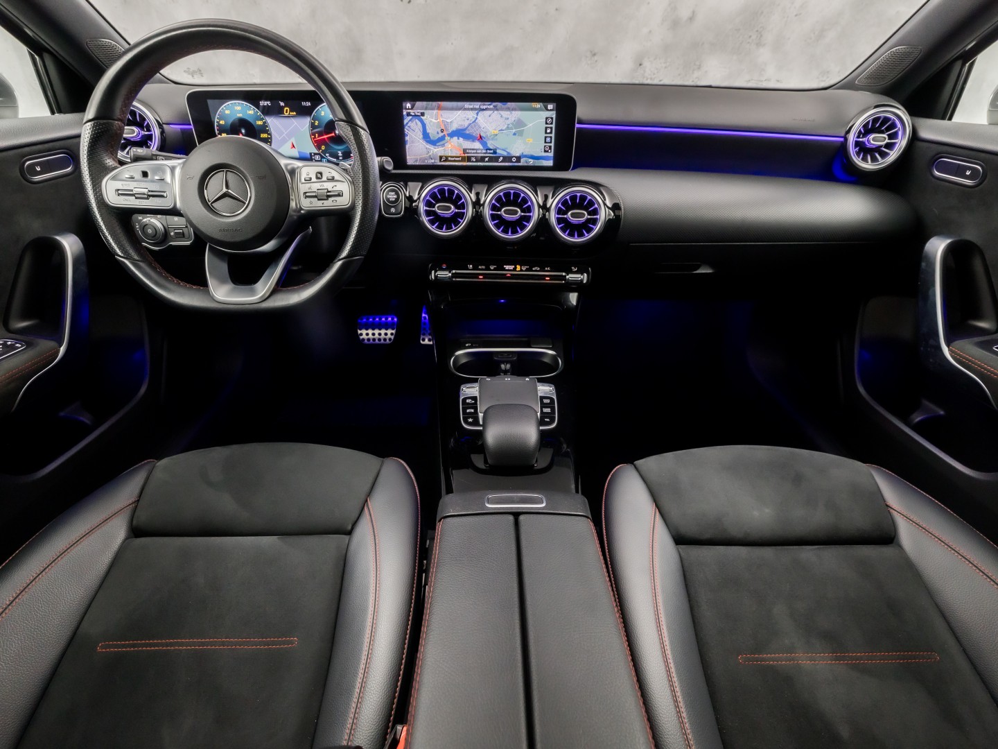 Mercedes-Benz A-Klasse 200 AMG Sport 163Pk Automaat (PANORAMADAK, GROOT NAVI, SFEERVERLICHTING, CAMERA, STOELVERWARMING, SPORTSTOELEN, GETINT GLAS, LEDER/ALCANTARA, NIEUWSTAAT)