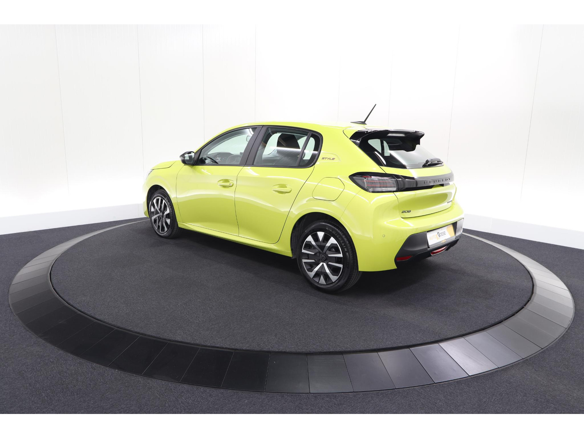 Peugeot 208 1.2 Hybrid 110 e-DCS6 Style | Parkeersensoren | Apple Carplay | Cruise Control | Airco