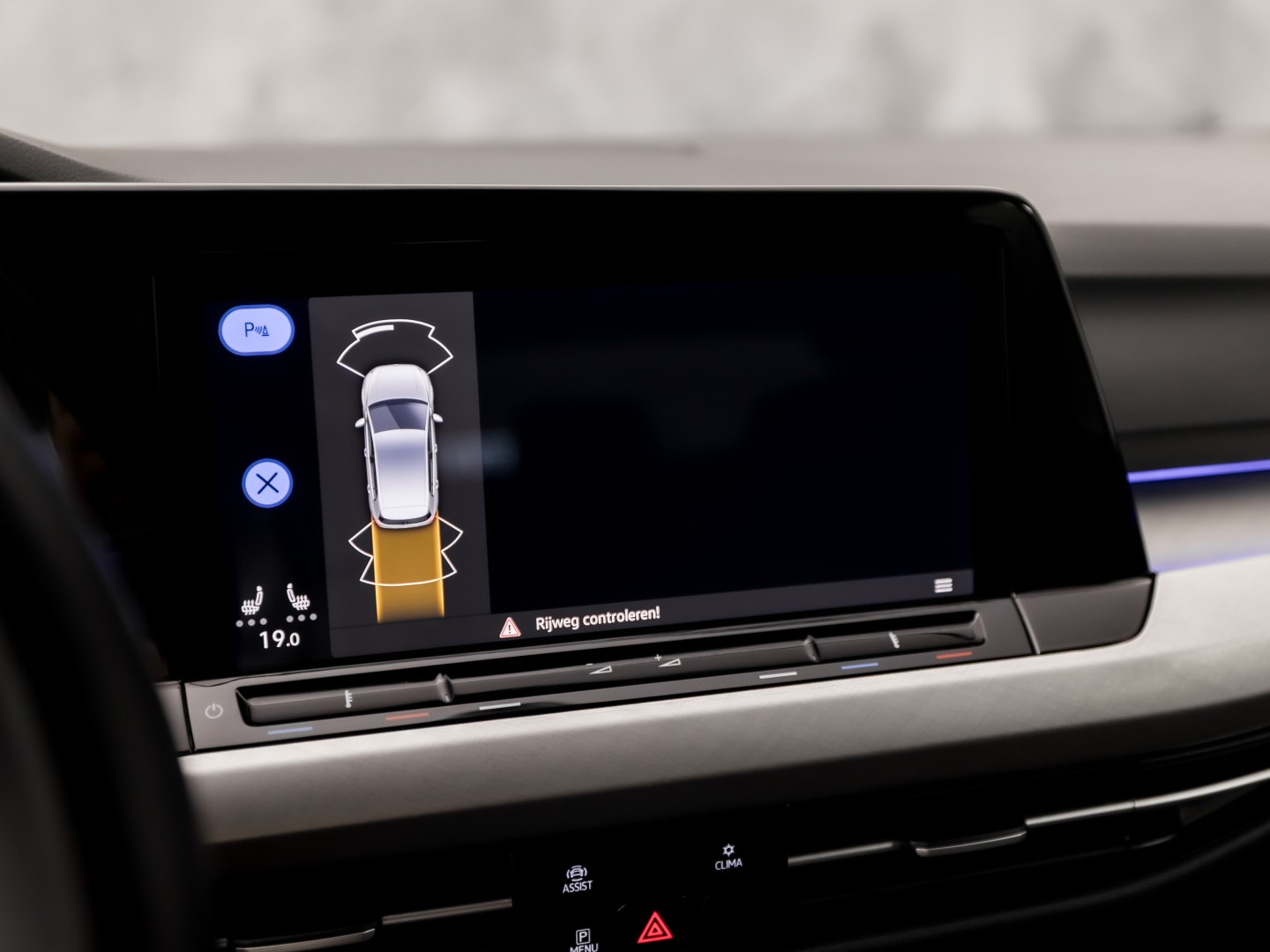 Volkswagen Golf 1.5 TSI Sport 150Pk Automaat (APPLE CARPLAY, GROOT NAVI, STUUR/STOELVERWARMING, SPORTSTOELEN, GETINT GLAS, SFEERVERLICHTING, KEYLESS, NIEUWSTAAT)