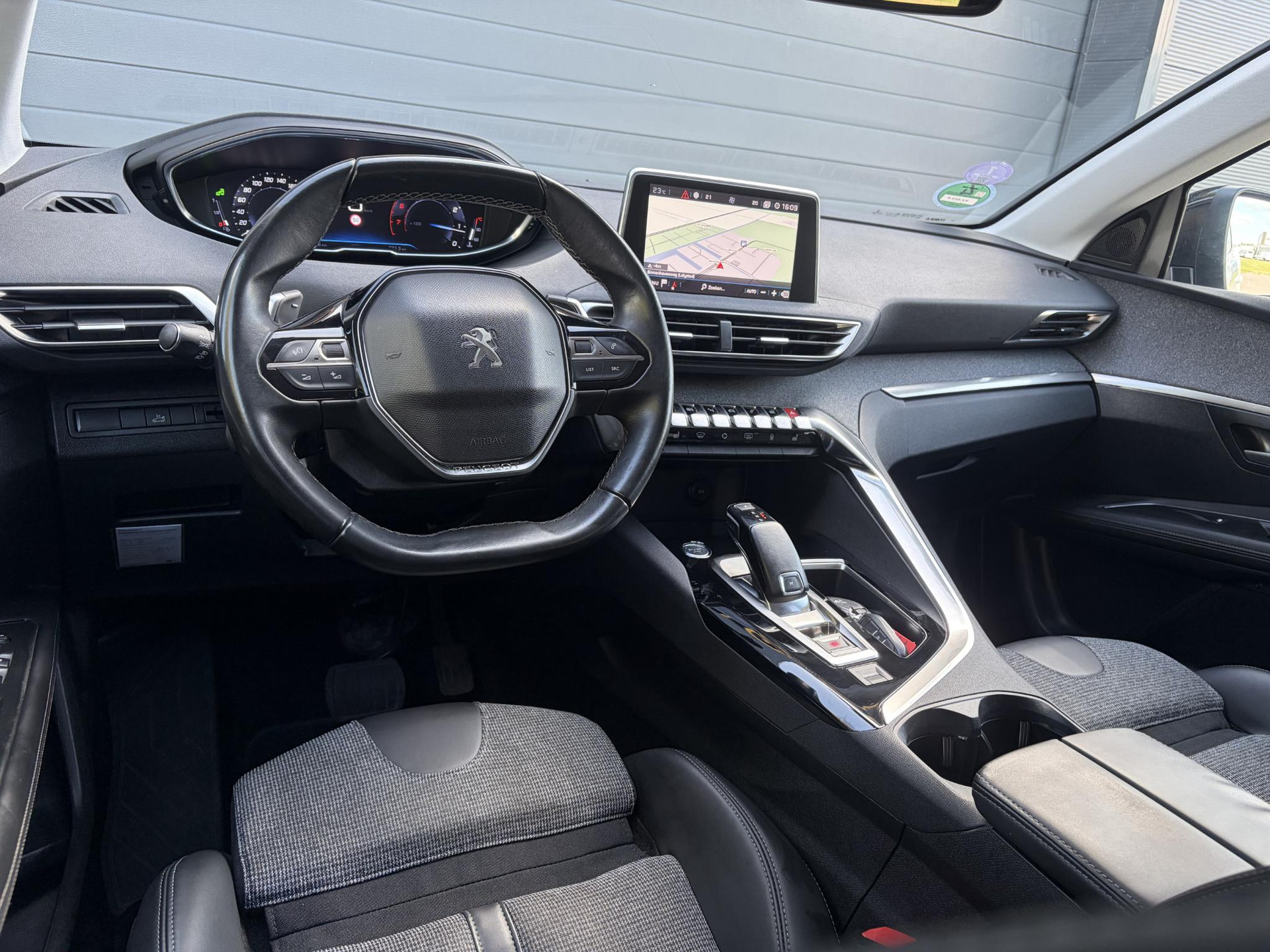 Peugeot 3008 1.2 PureTech Allure ✓1e Eigenaar✓D-riem vv 2024✓360° Camera✓Navi✓Trekhaak✓Carplay✓131pk✓Dealer Onderhouden✓Keyless✓Memory stoelen✓Halfleder✓Pdc V+A✓Stoelverw✓Dodehoeksensor✓17''Lm velgen✓N.A.P✓Apk tot 03-2027